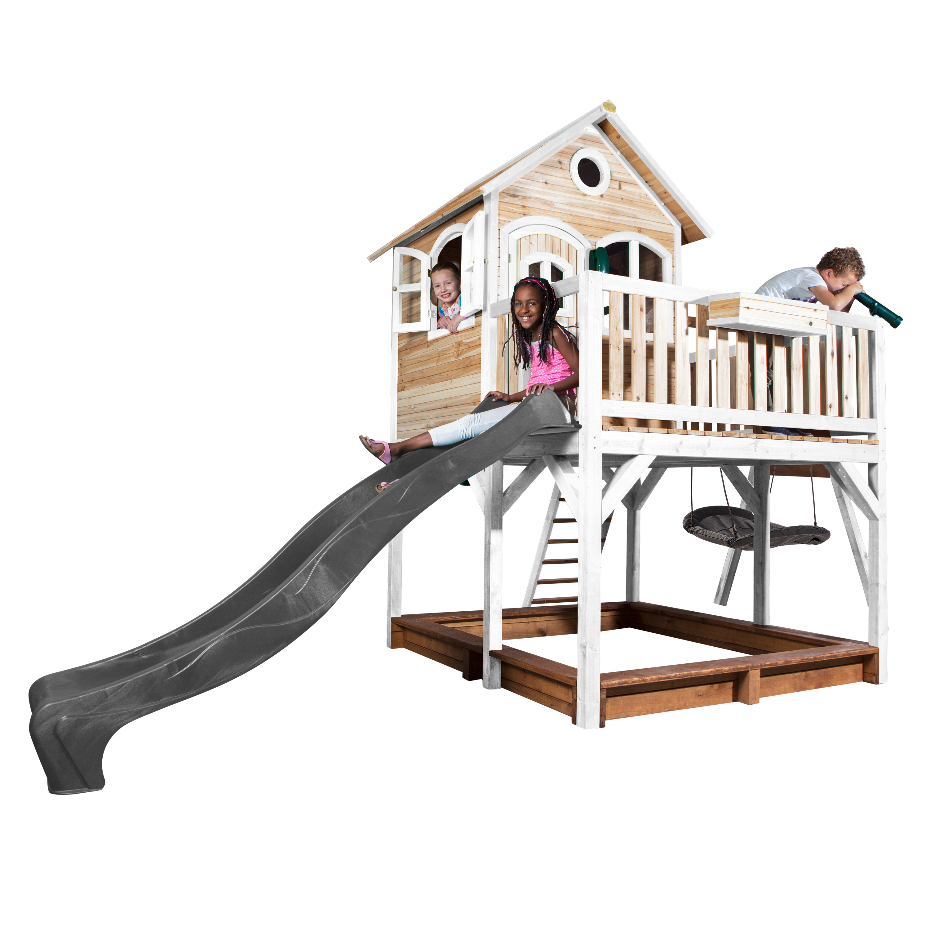 Ein hölzernes Spielhaus mit Rutsche und spielenden Kindern. Verfügt über eine Terrasse, Rutsche und Schaukel.