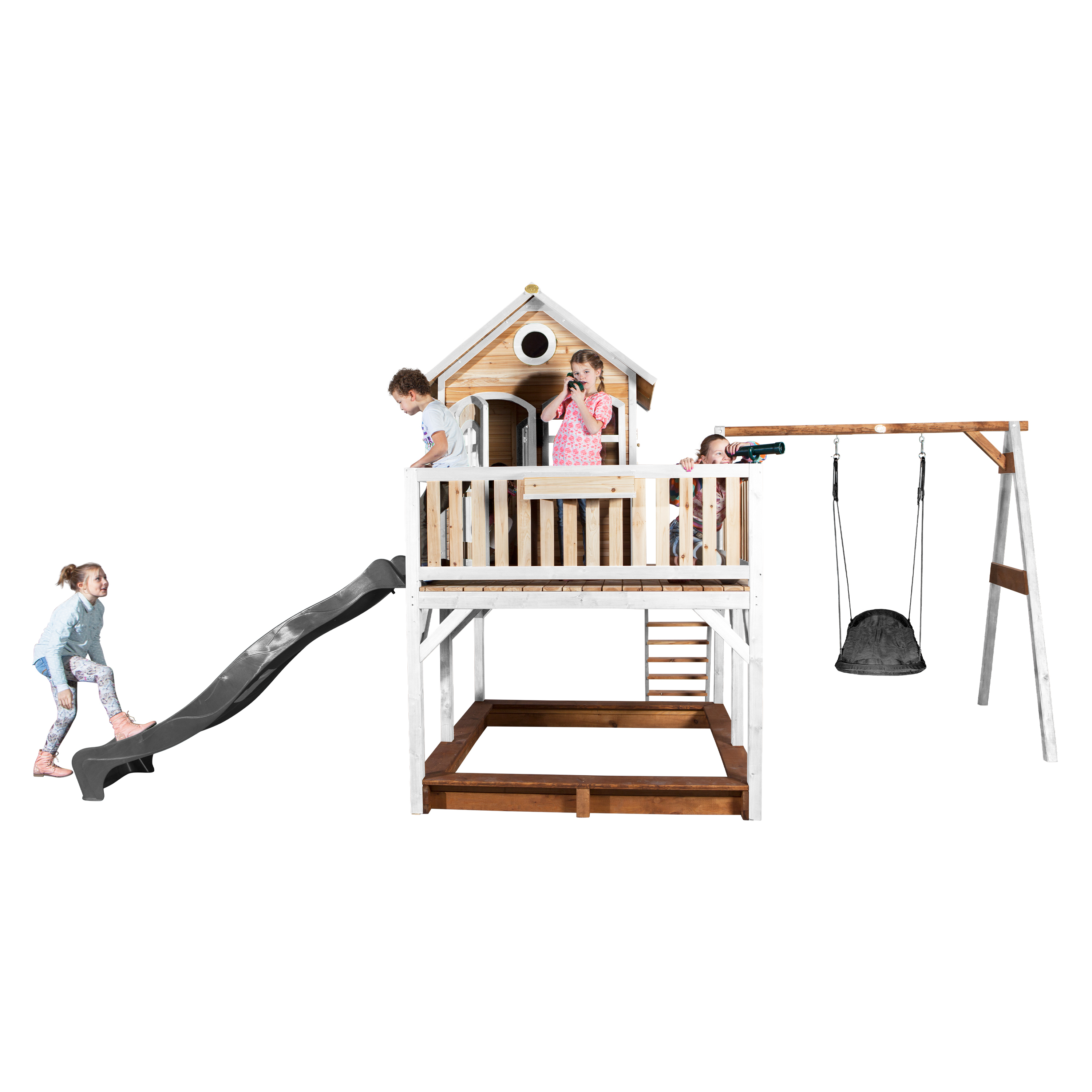 Ein Spielhaus aus Holz mit Rutsche, Schaukel und spielenden Kindern auf weißem Hintergrund.