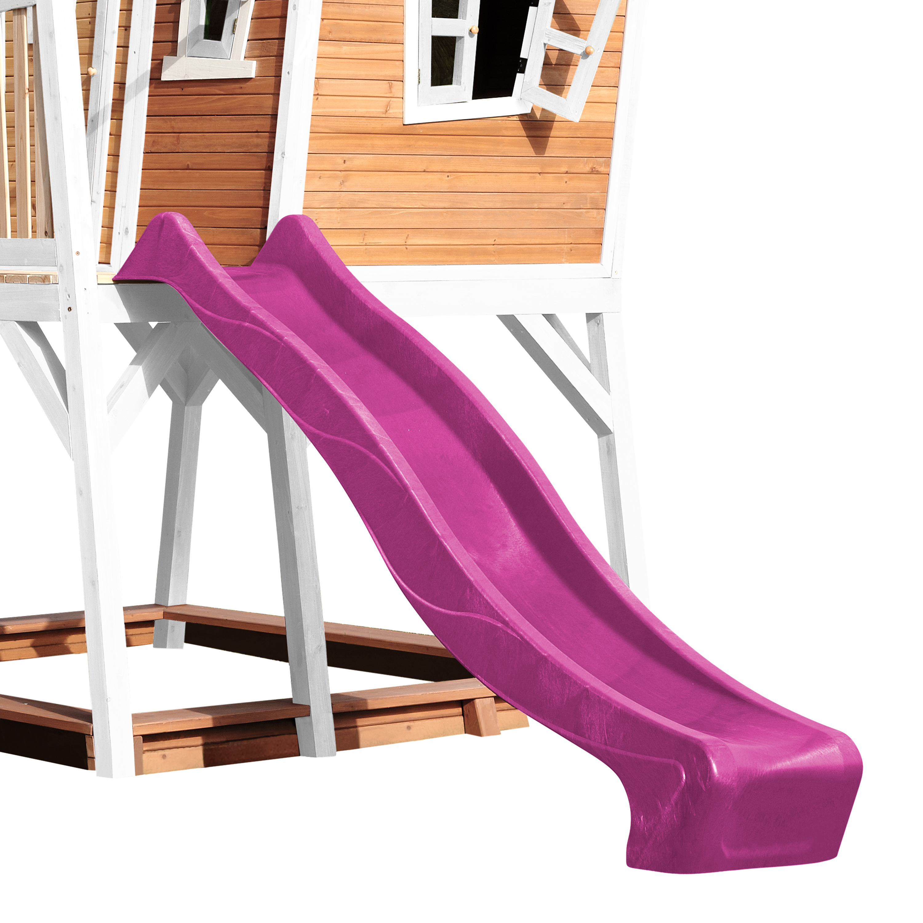 Eine rosa Rutsche, die an einer Holzspielhausstruktur befestigt ist, schräge Ansicht.
