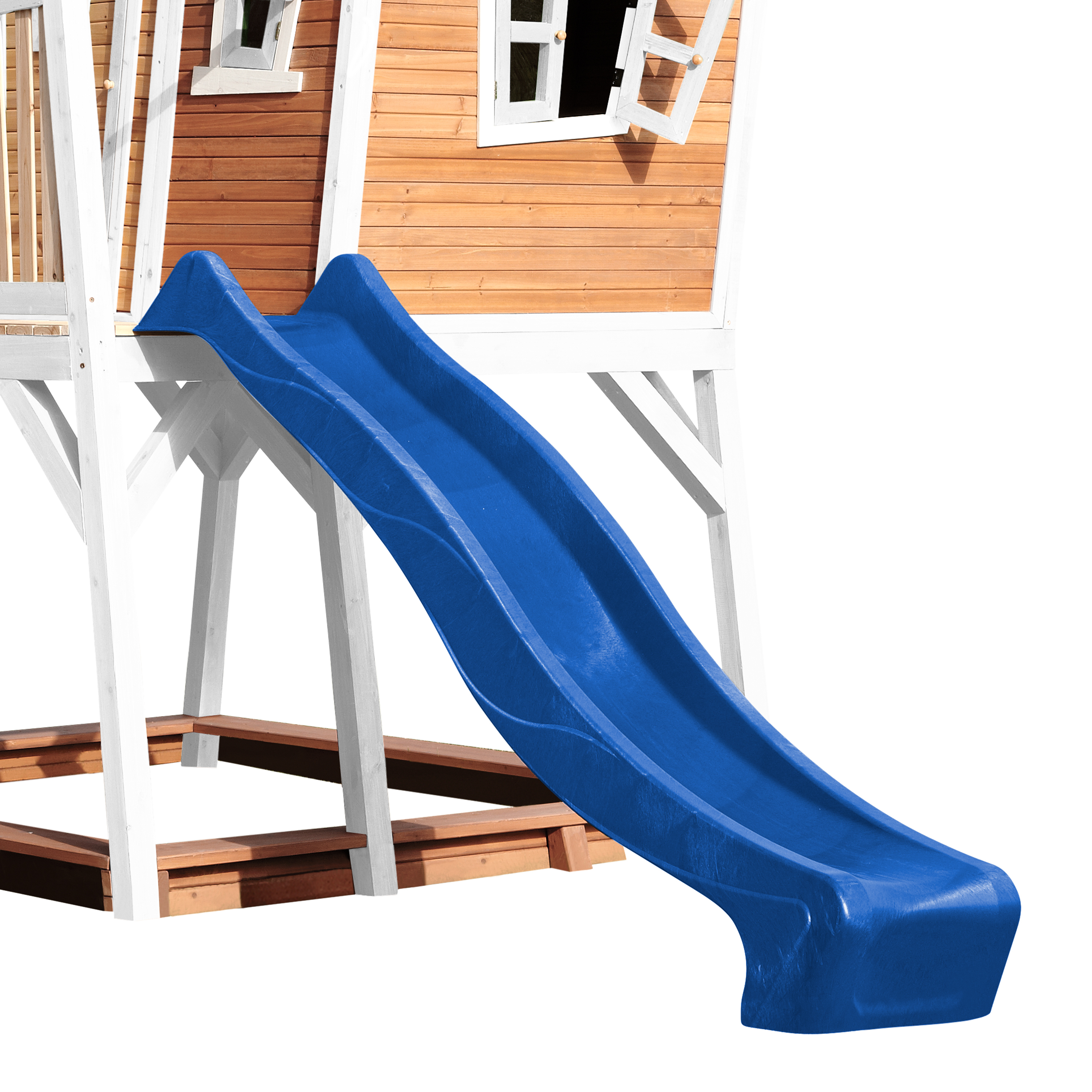 Eine blaue Rutsche, die sich von einem Holzspielhaus auf weißem Hintergrund erstreckt.