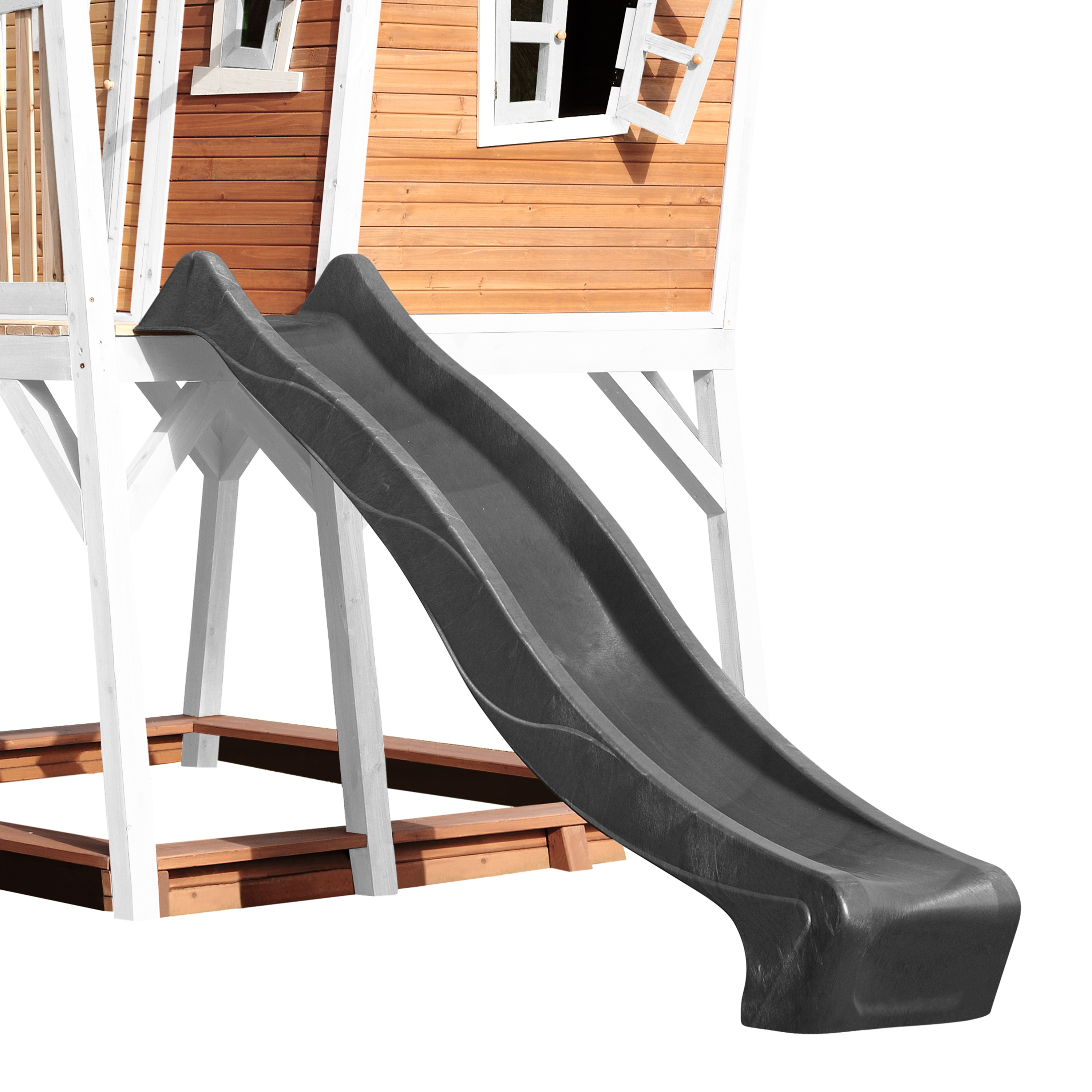 Ein Holzspielhaus mit einer schwarzen Rutsche, die sich nach unten erstreckt, auf weißem Hintergrund.