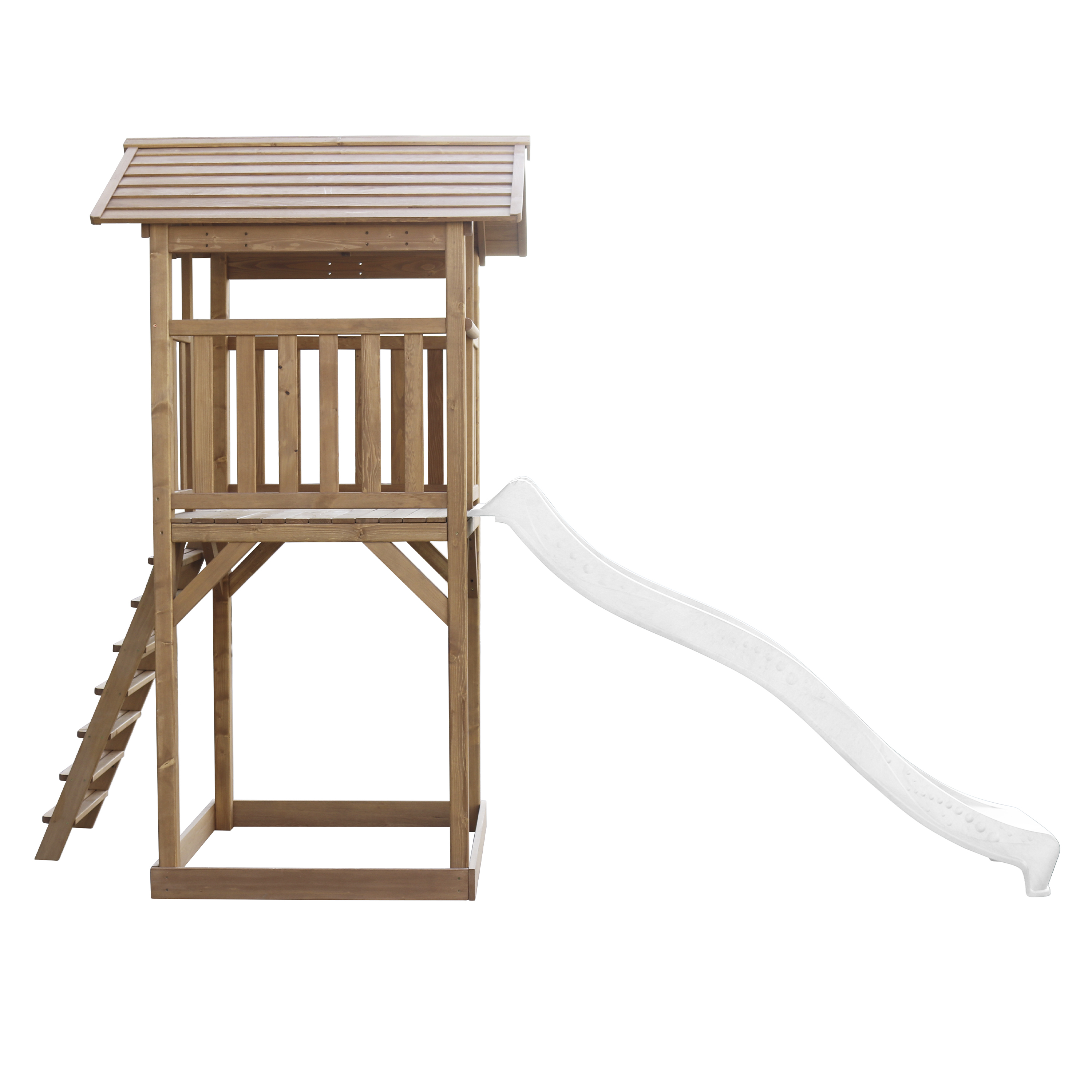 Holzspielplatz mit Turm, Leiter und Rutsche. Weißer Hintergrund.