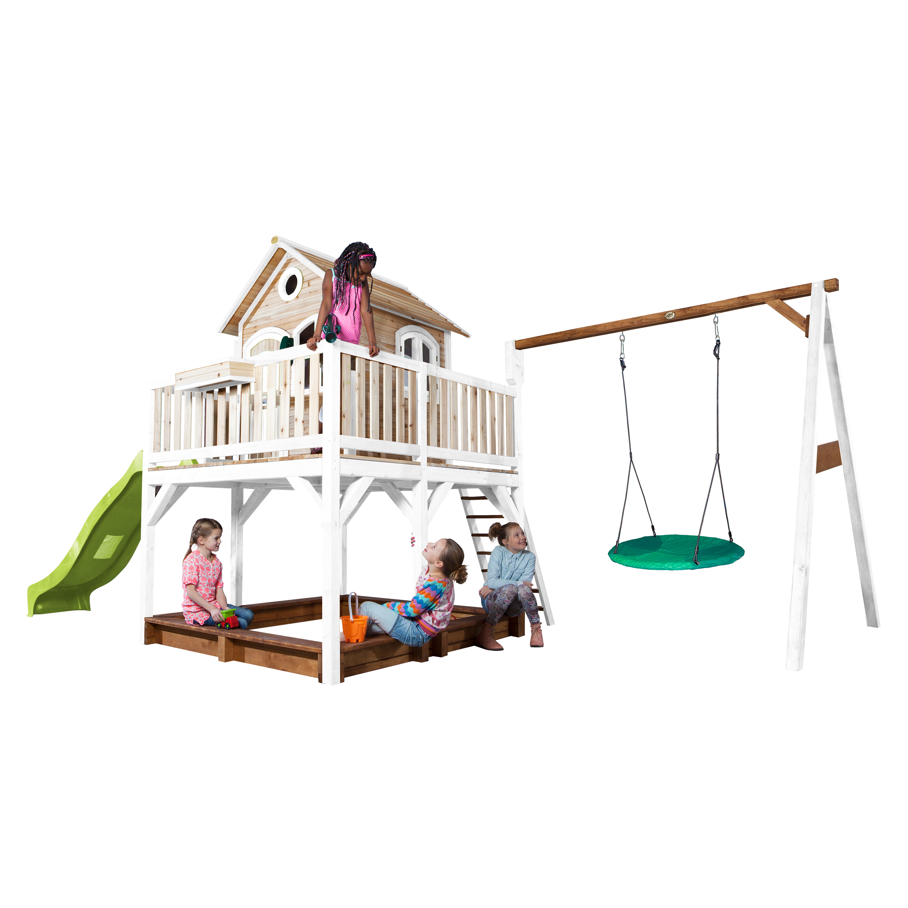 Kinderspielplatz mit Baumhaus, Rutsche, Schaukeln und Sandkasten. Kinder spielen in der Struktur und im Sand.