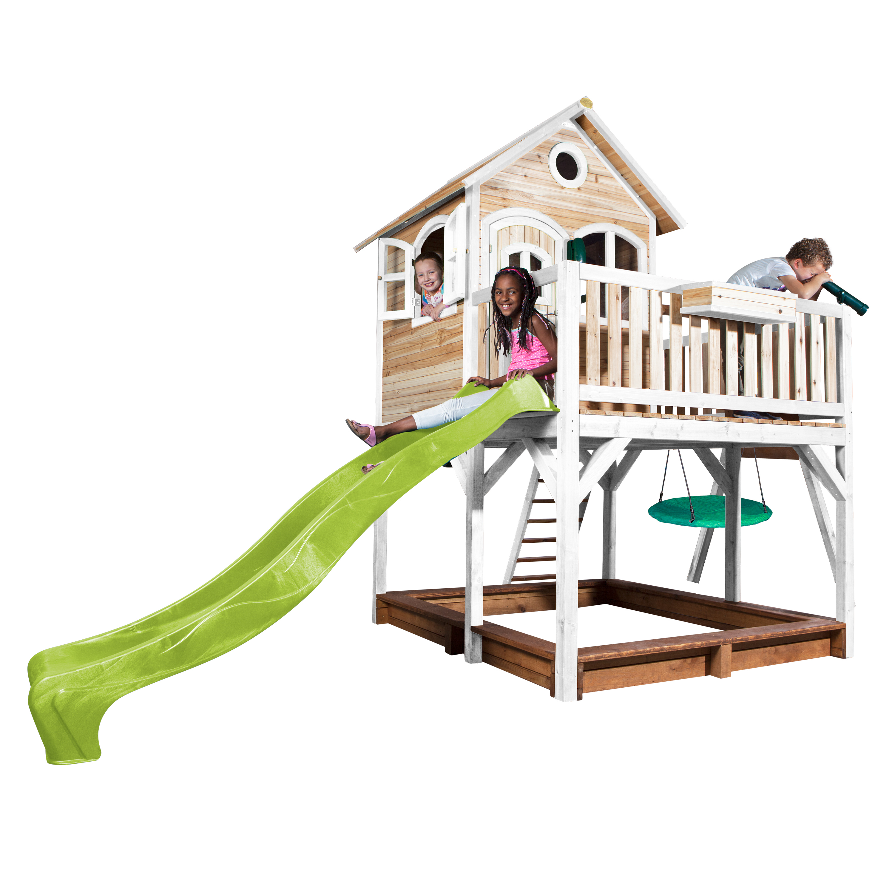 Kinder spielen in und um ein hölzernes Spielhaus mit Rutsche und Schaukel.