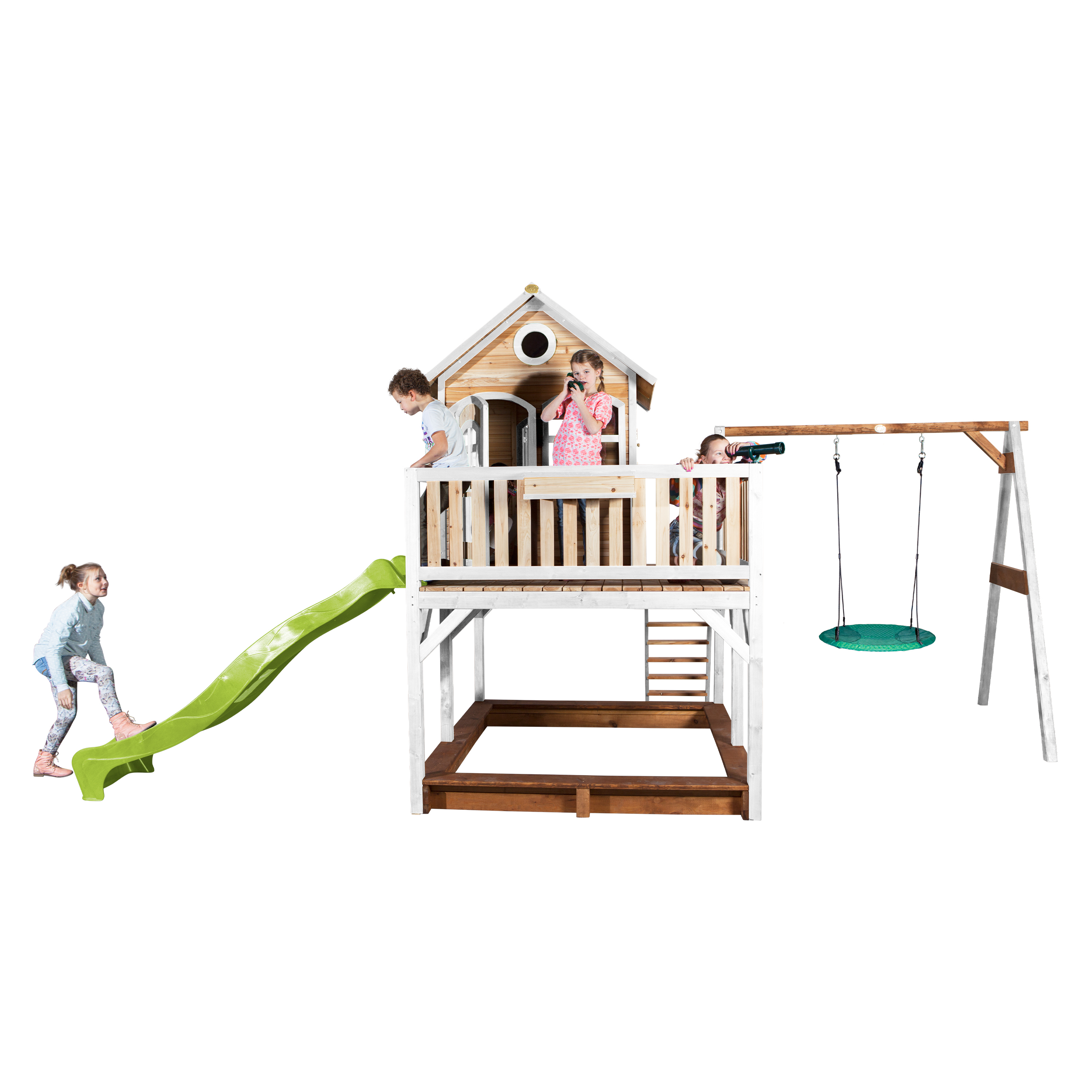 Kinder spielen auf einem Holzspielplatz mit Rutsche, Schaukeln und kleinem Haus.