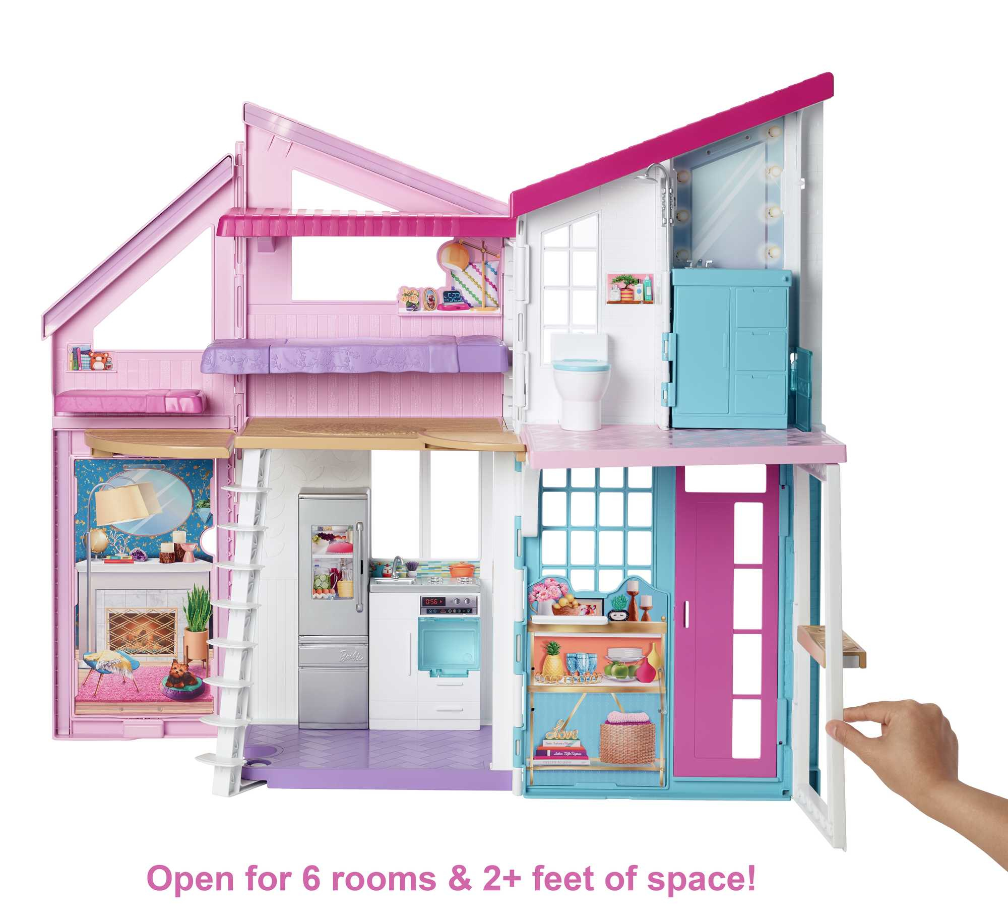 Ein Puppenhaus mit offenen Räumen. Es gibt eine Küche, ein Schlafzimmer und ein Badezimmer. Weißer Hintergrund.