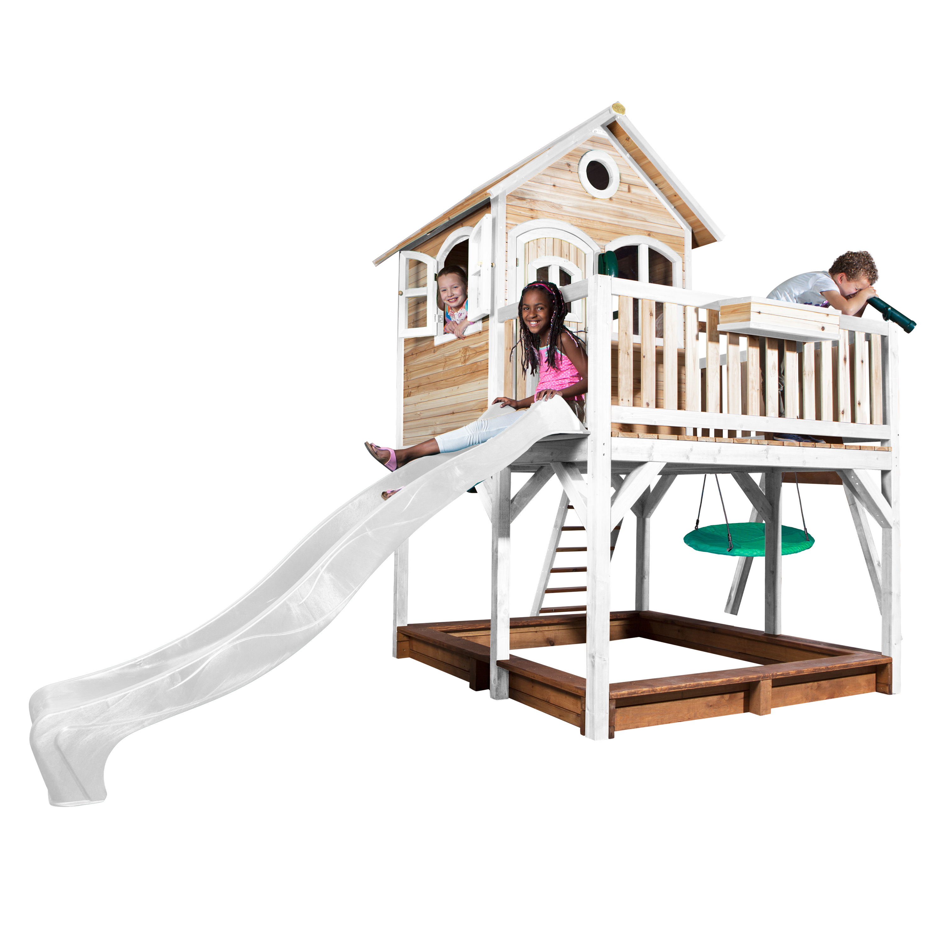 Holzspielhaus mit Rutsche, zwei Kinder im Fenster, eines auf der Terrasse und eine Schaukel.