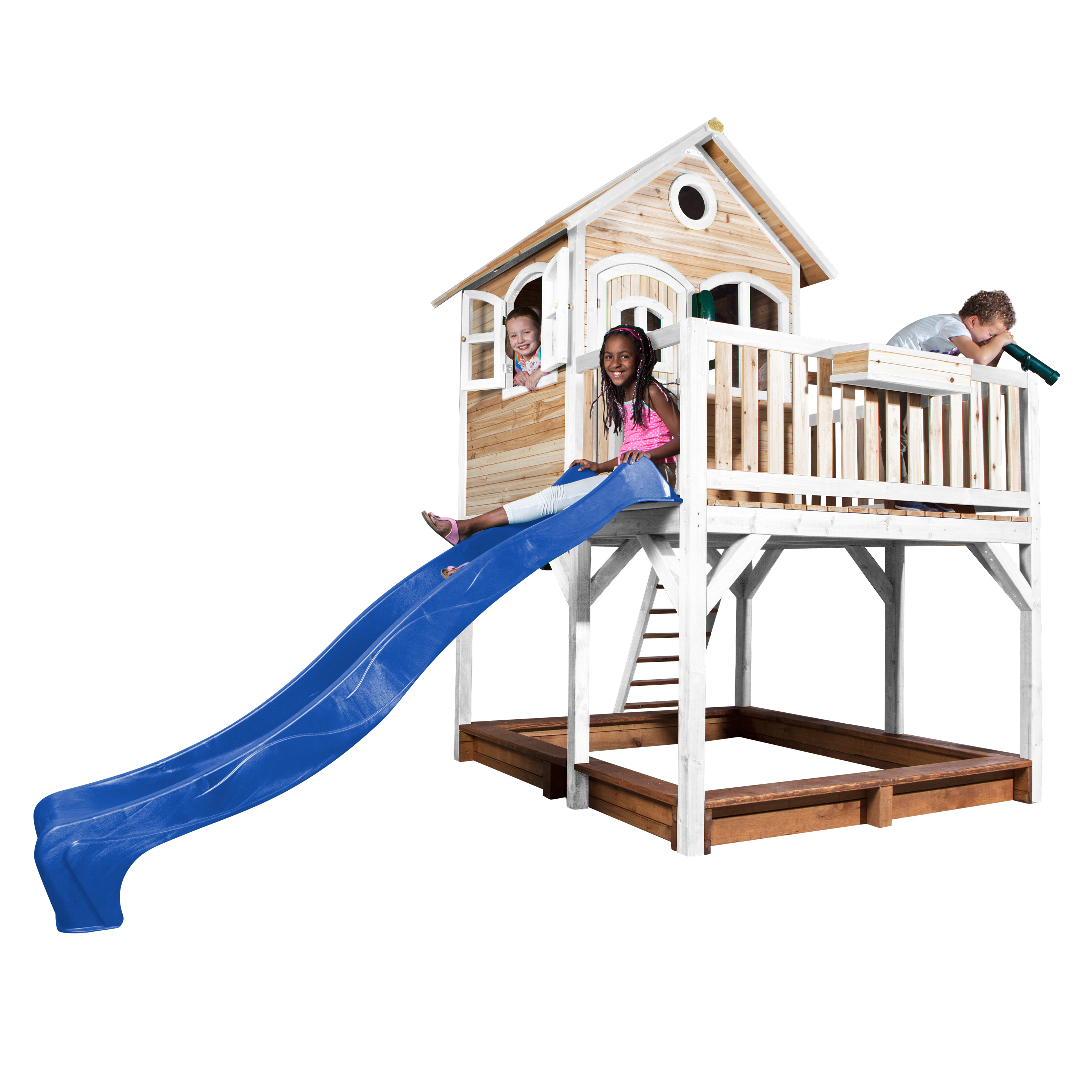 Spielhaus aus Holz mit Rutsche, Leiter und drei spielenden Kindern. Weißer Hintergrund.