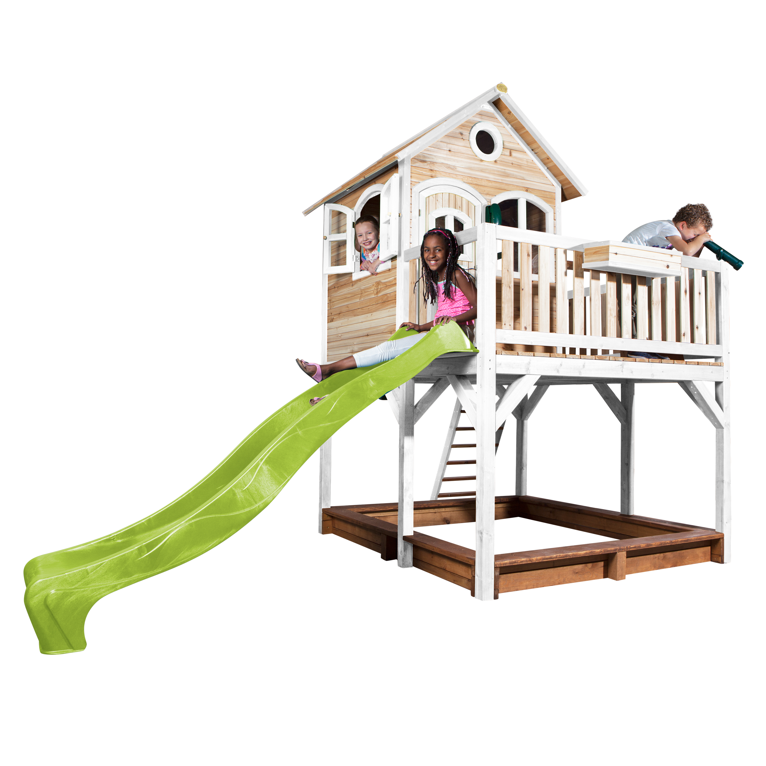 Holzspielplatz mit Rutsche, Haus, Deck und spielenden Kindern.