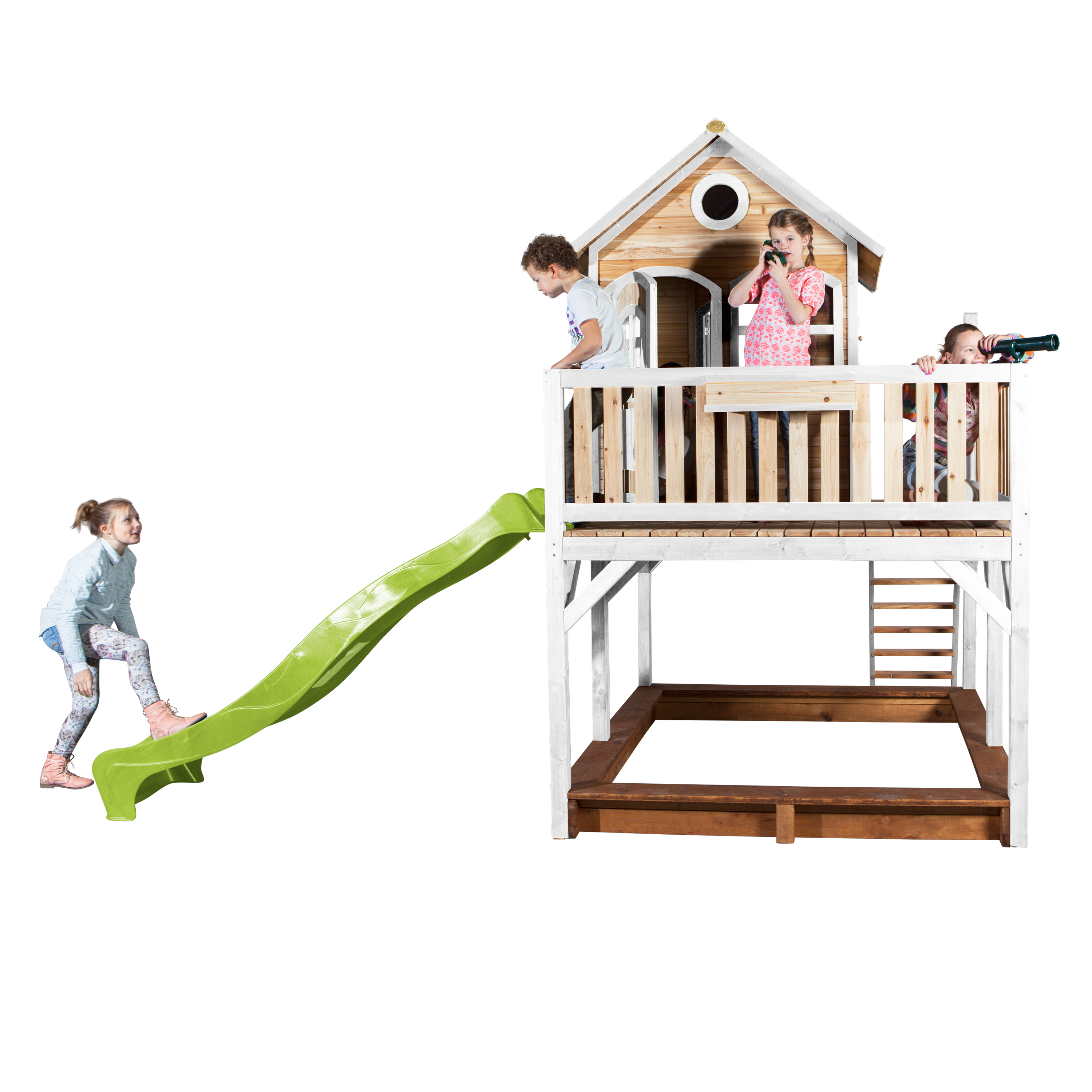 Kinderspielhaus mit Rutsche und spielenden Kindern. Braun-weißes Haus. Grüner Rutsche, weißer Grund.