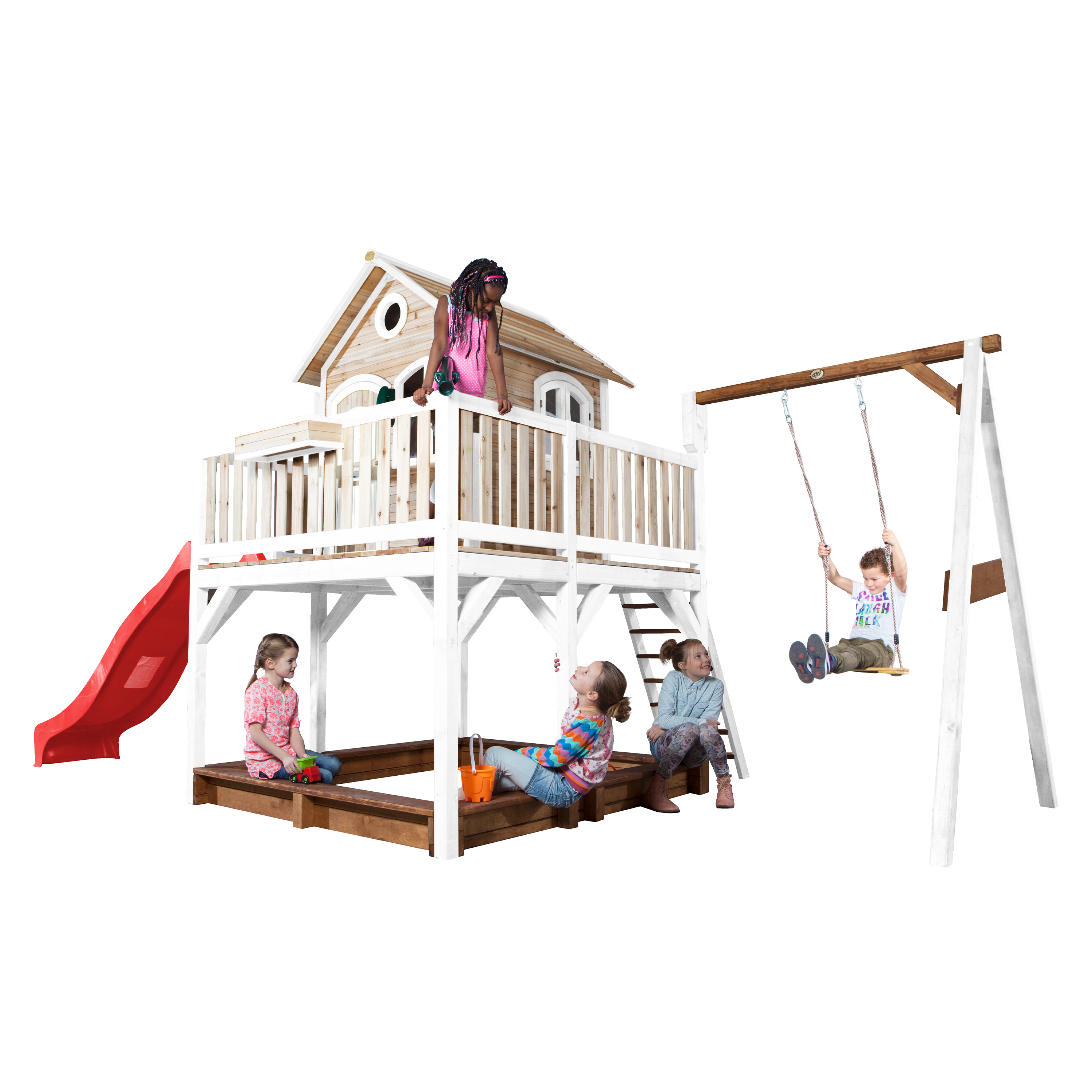 Kinder spielen auf einem hölzernen Spielplatz mit Rutsche, Schaukeln, Sandkasten und einem kleinen Spielhaus.