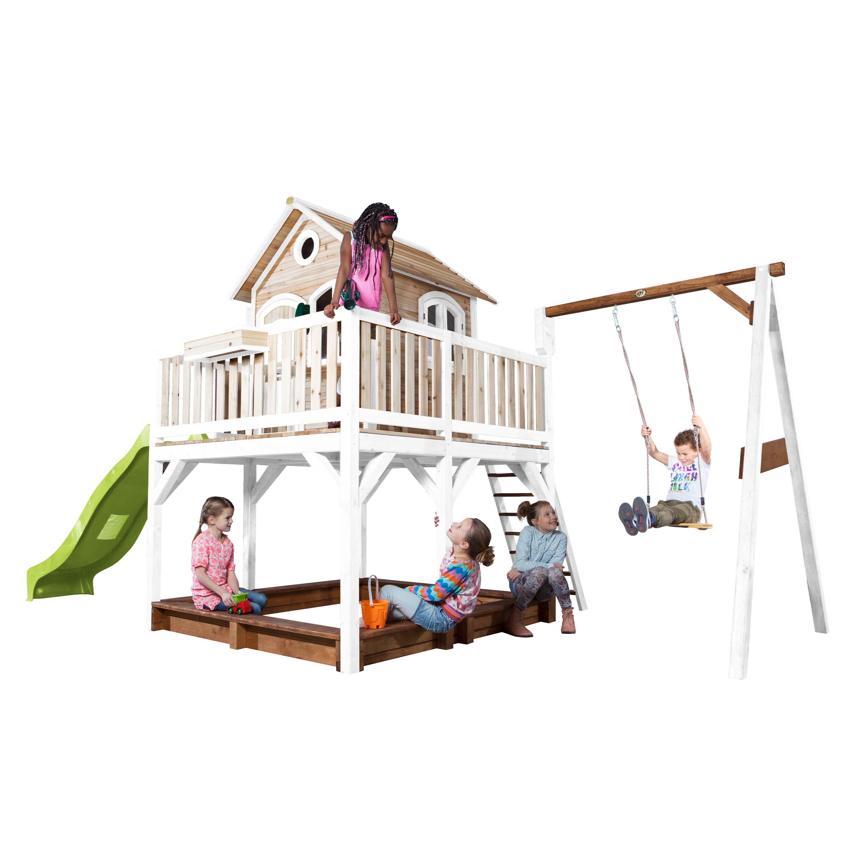 Kinder spielen auf einem Holzspielplatz. Einer rutscht, drei im Sand, einer schaukelt. Ein Baumhaus ist sichtbar.