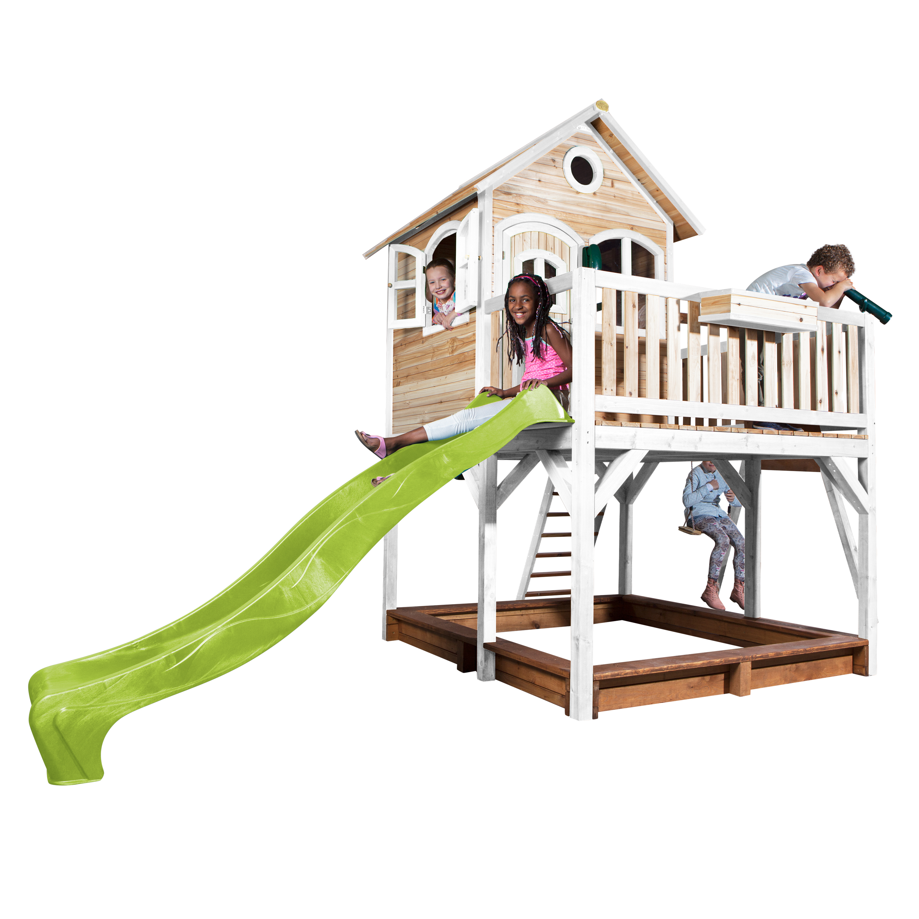 Kinder spielen auf einem Holzspielplatz mit Rutsche, Sandkasten und Kletterleiter.
