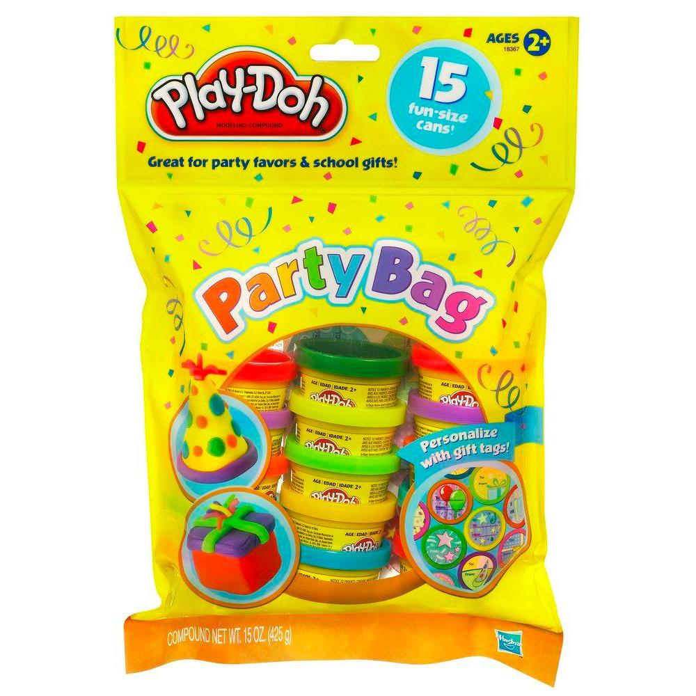 Una bolsa amarilla Play-Doh Party Bag. La bolsa contiene pequeños recipientes de Play-Doh y etiquetas de regalo. El texto dice: '¡Ideal para regalos de fiesta y escolares!'