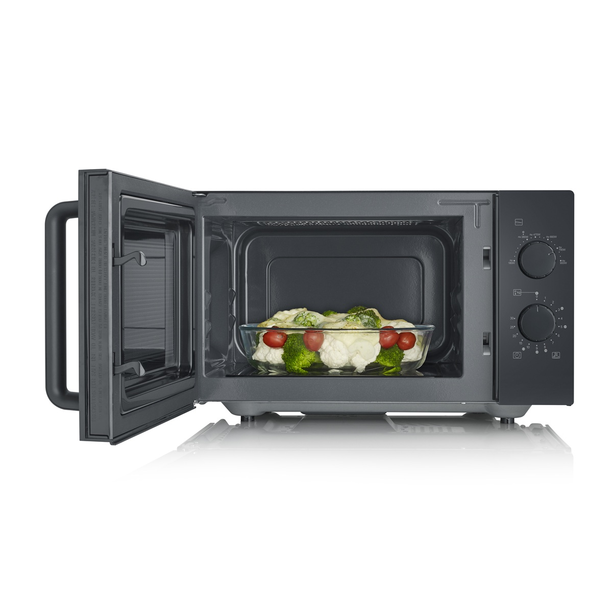 Ein Mikrowellenofen mit geöffneter Tür, der eine Glasschale mit Essen im Inneren zeigt.