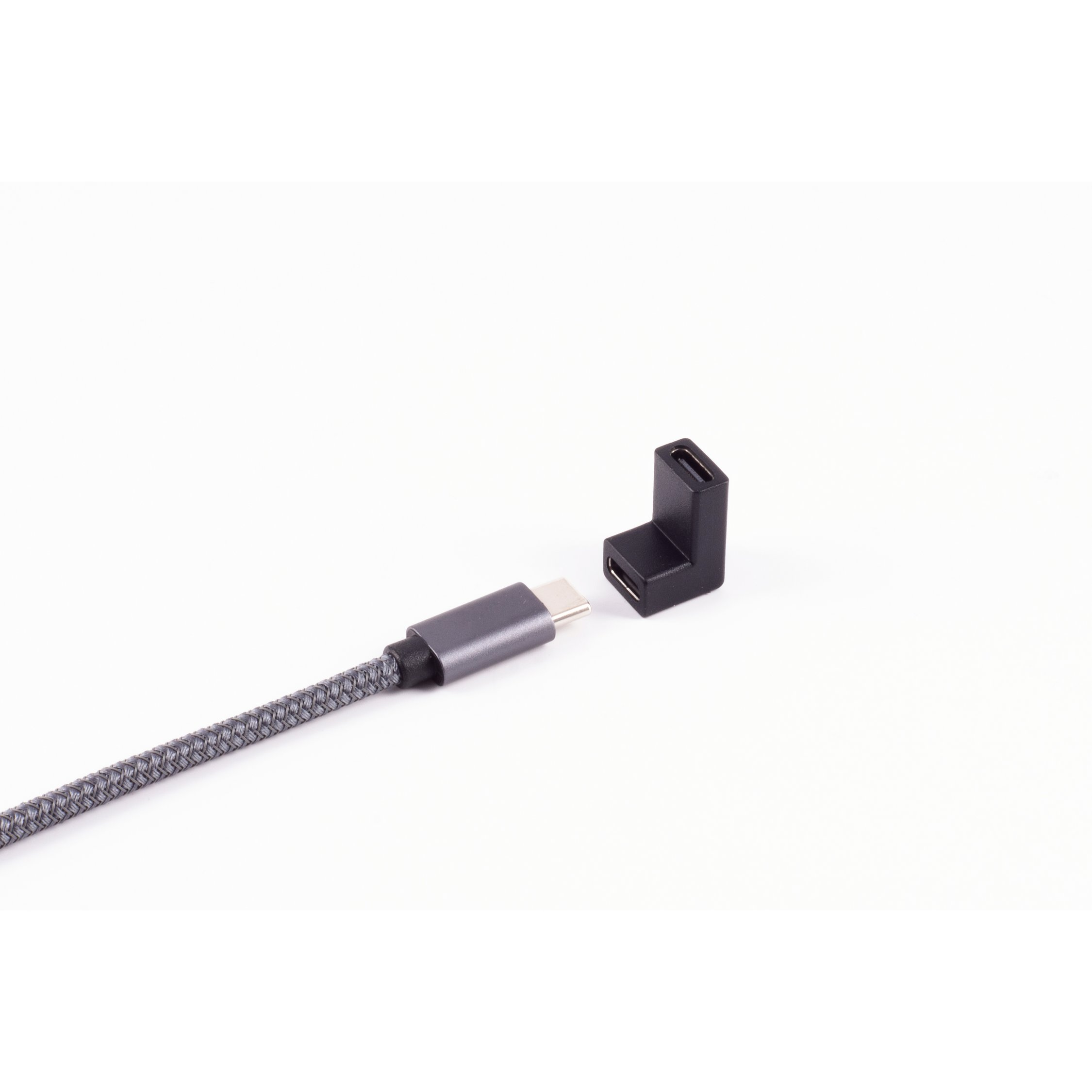 Un cavo di ricarica con un connettore USB-C e un adattatore da USB-C a USB-C.