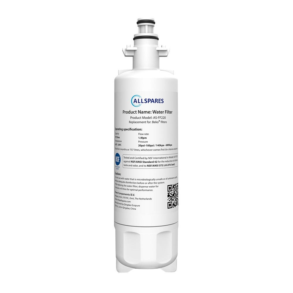 Weißer Wasserfilter mit schwarzem Ober- und Unterteil, Produktetikett mit Text und QR-Code, isoliert auf weißem Hintergrund.