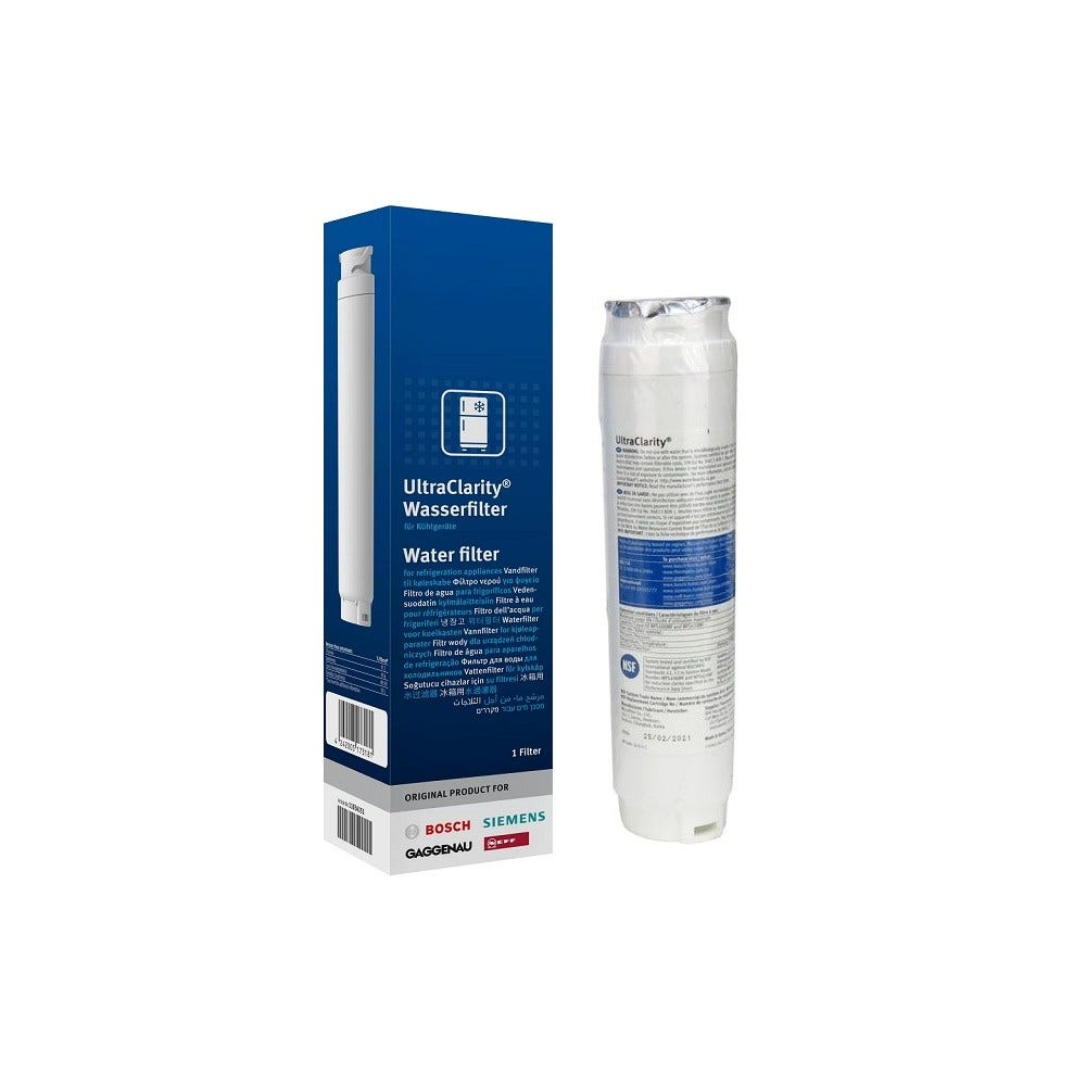 Ein Wasserfilter und seine Box. Der Filter ist weiß. Die Box ist blau und weiß.
