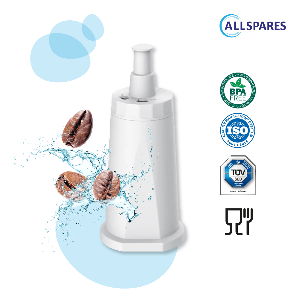Weißer Wasserfilter mit Kaffeebohnen und Wasserspritzern sowie Logos auf weißem Hintergrund.
