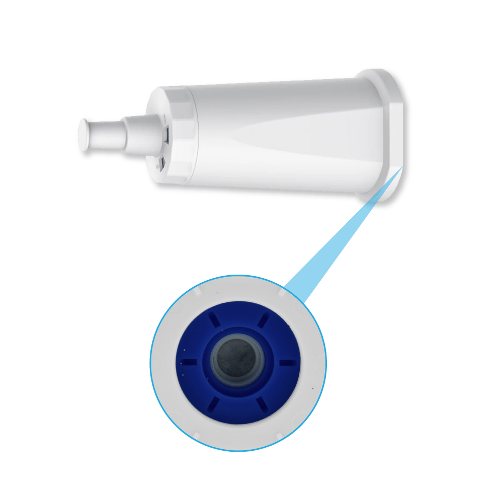 Ein weißer Wasserfilter. Es gibt eine Nahaufnahme des Filterkerns. Weißer Hintergrund.