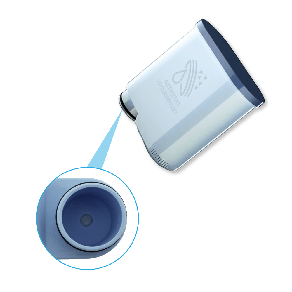 Ein weißer Wasserfilter mit blauem Ausguss und Nahaufnahme des Filterinneren.