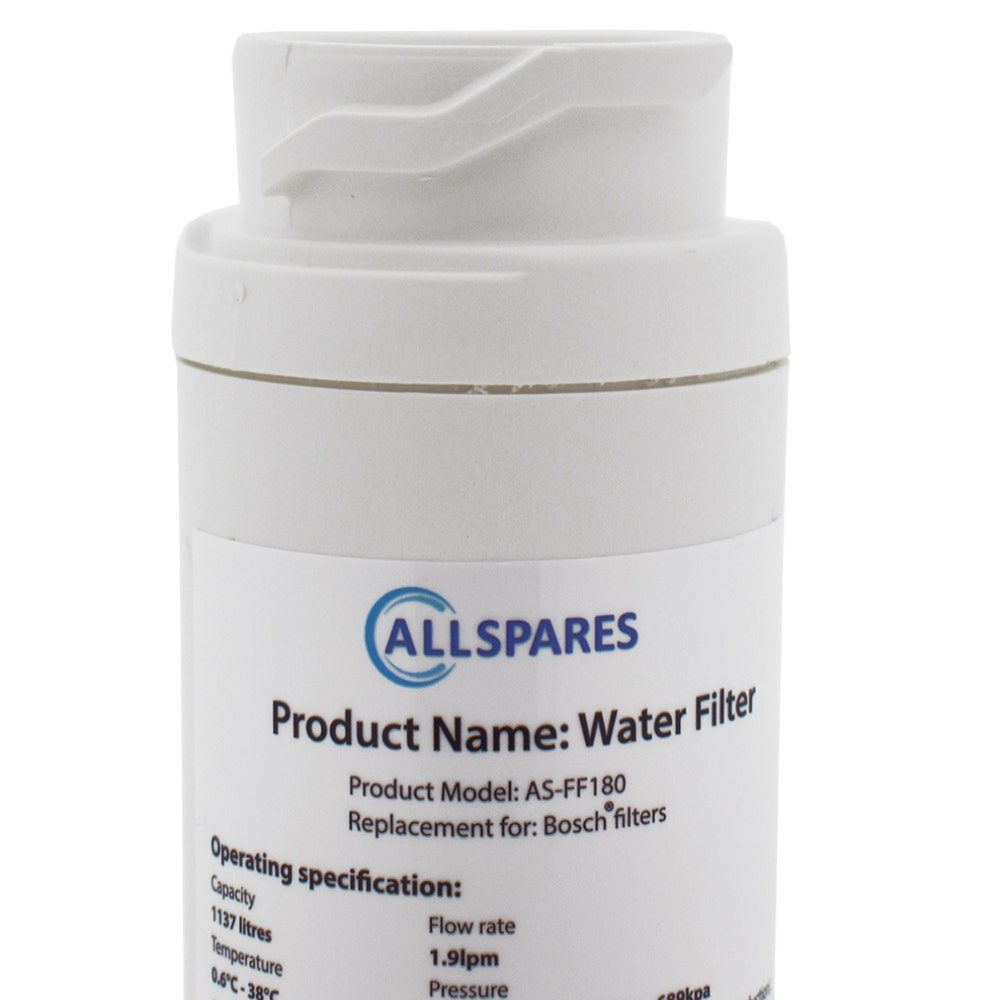 Wasserfilter mit weißem Zylinder und blauem Text. Produktinformationen umfassen Modell, Name und Spezifikationen.