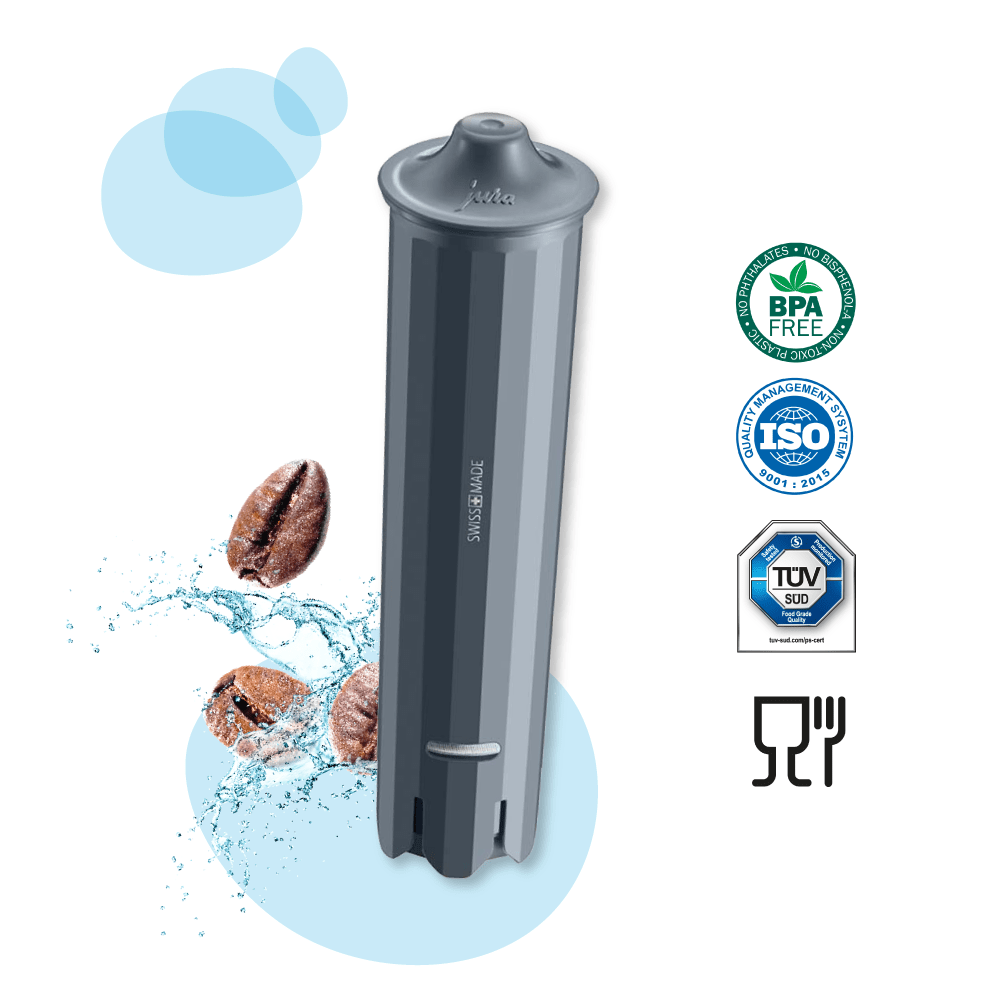 Eine dunkelgraue Jura-Filterpatrone. Zwei Kaffeebohnen und Wassertropfen darum herum.
