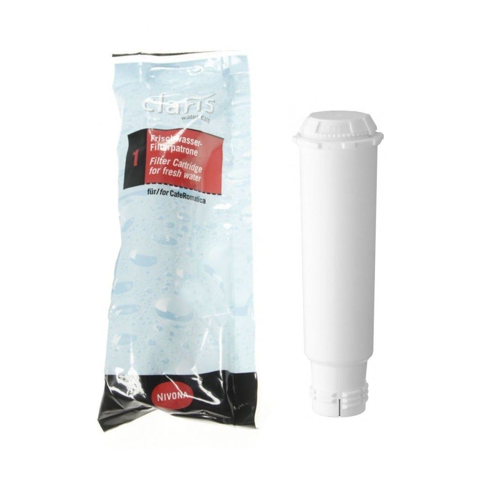 Ein weißer Wasserfilter für Kaffeemaschinen und seine Verpackung.