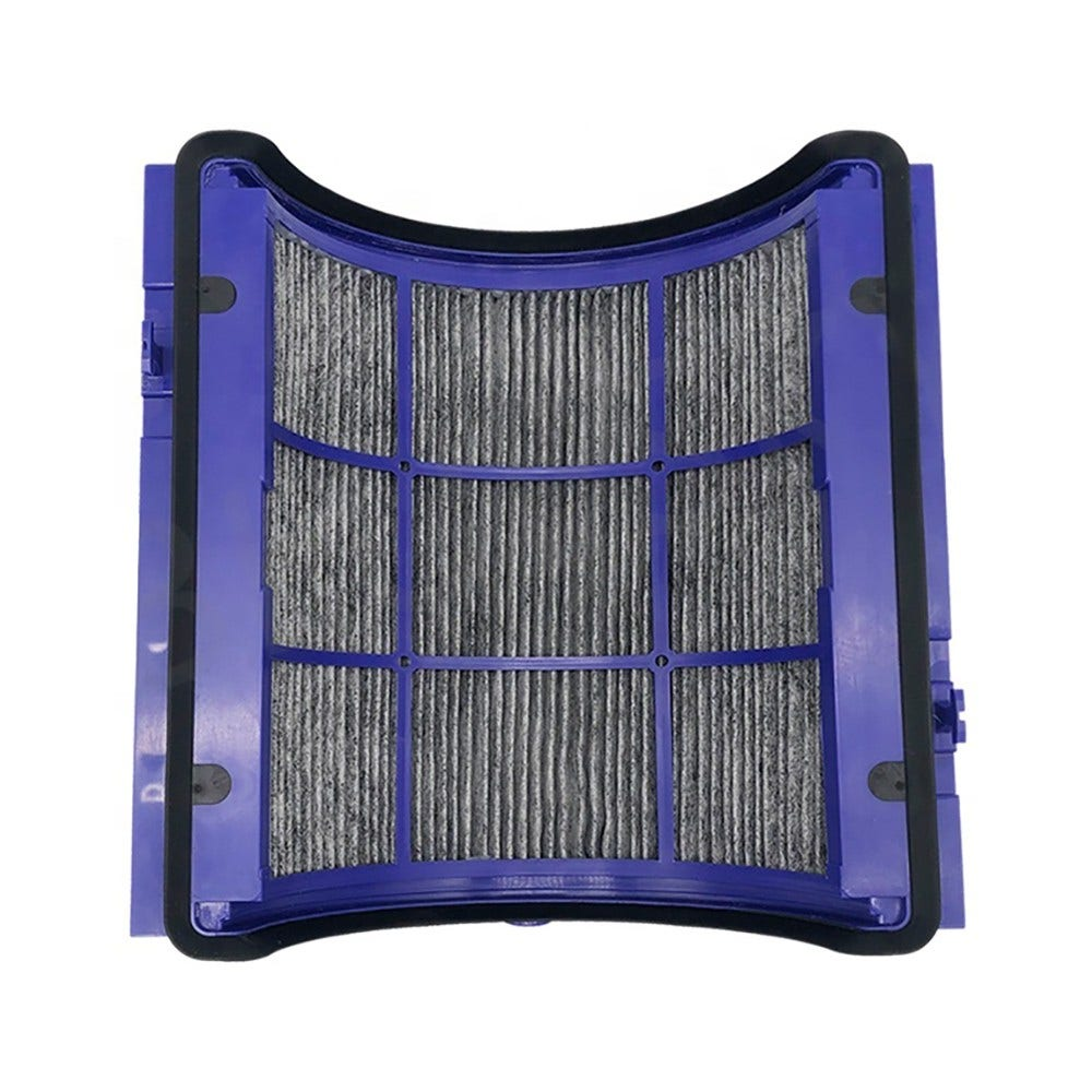 Blauer Luftfilter mit schwarzem Rahmen. Der Filter hat eine gitterartige Struktur. Der Hintergrund ist weiß.