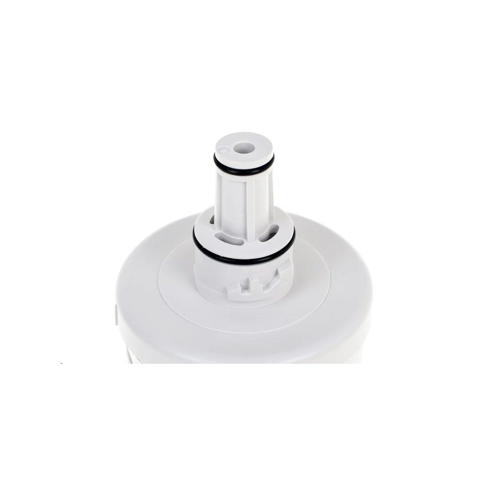 Eine weiße Wasserfilterpatrone. Die Oberseite hat ein kreisförmiges Design.