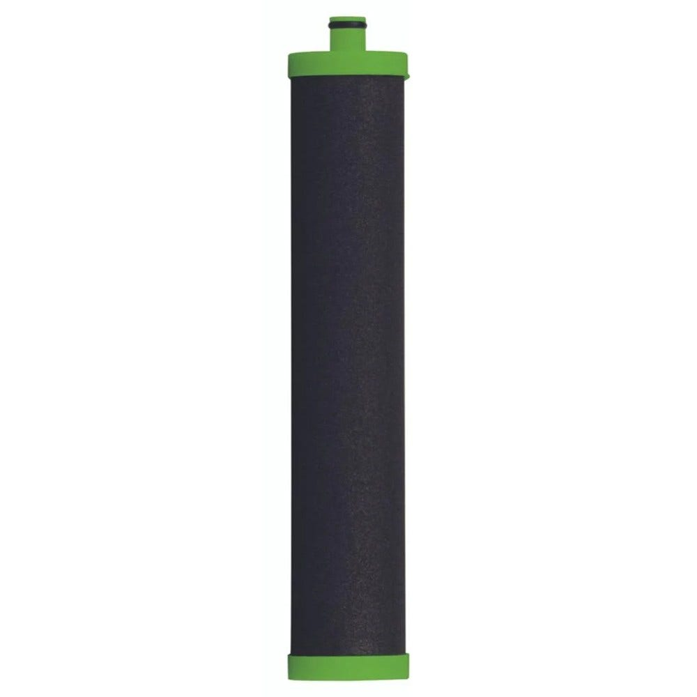 Ein schwarzer Wasserfilter mit grünen Endkappen, vor weißem Hintergrund.