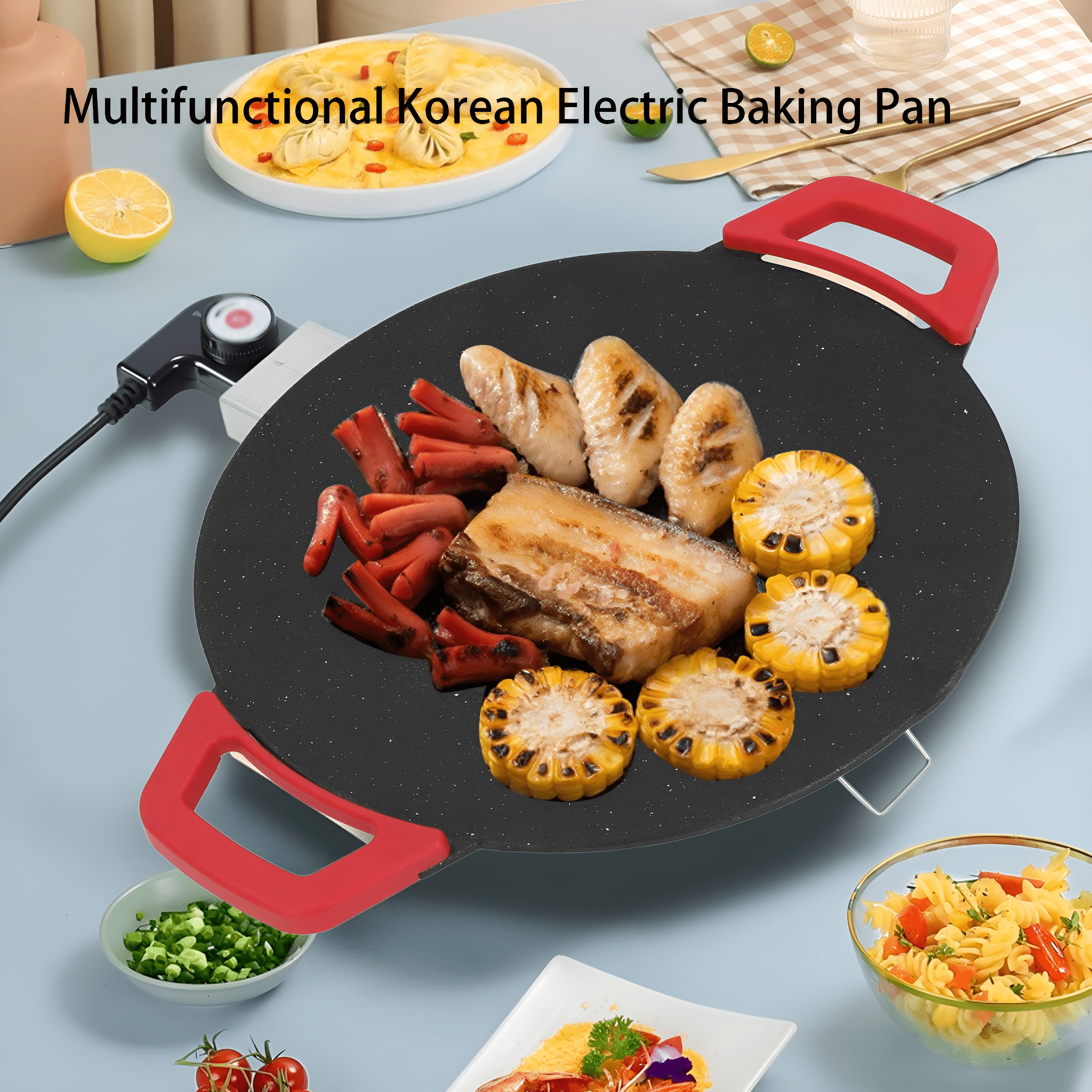 Eine koreanische elektrische Bratpfanne mit gekochtem Essen: Mais, Würstchen, Schweinefleisch und Knödel, mit roten Griffen.