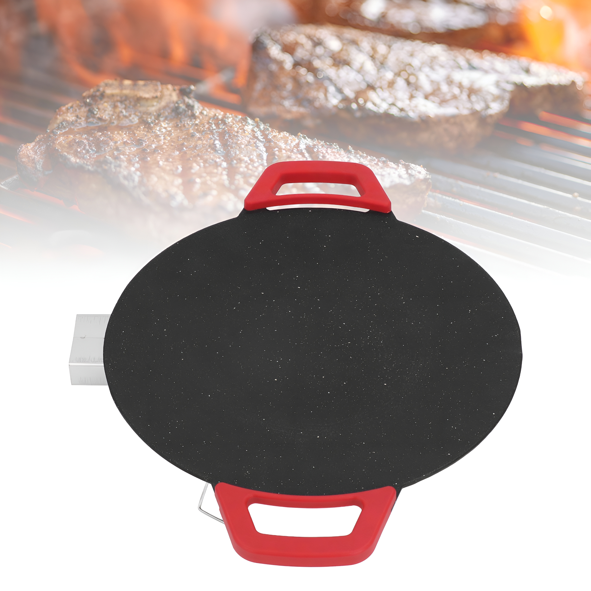 Schwarze Kochgriddle mit roten Griffen, mit Essen und Flammen im Hintergrund.