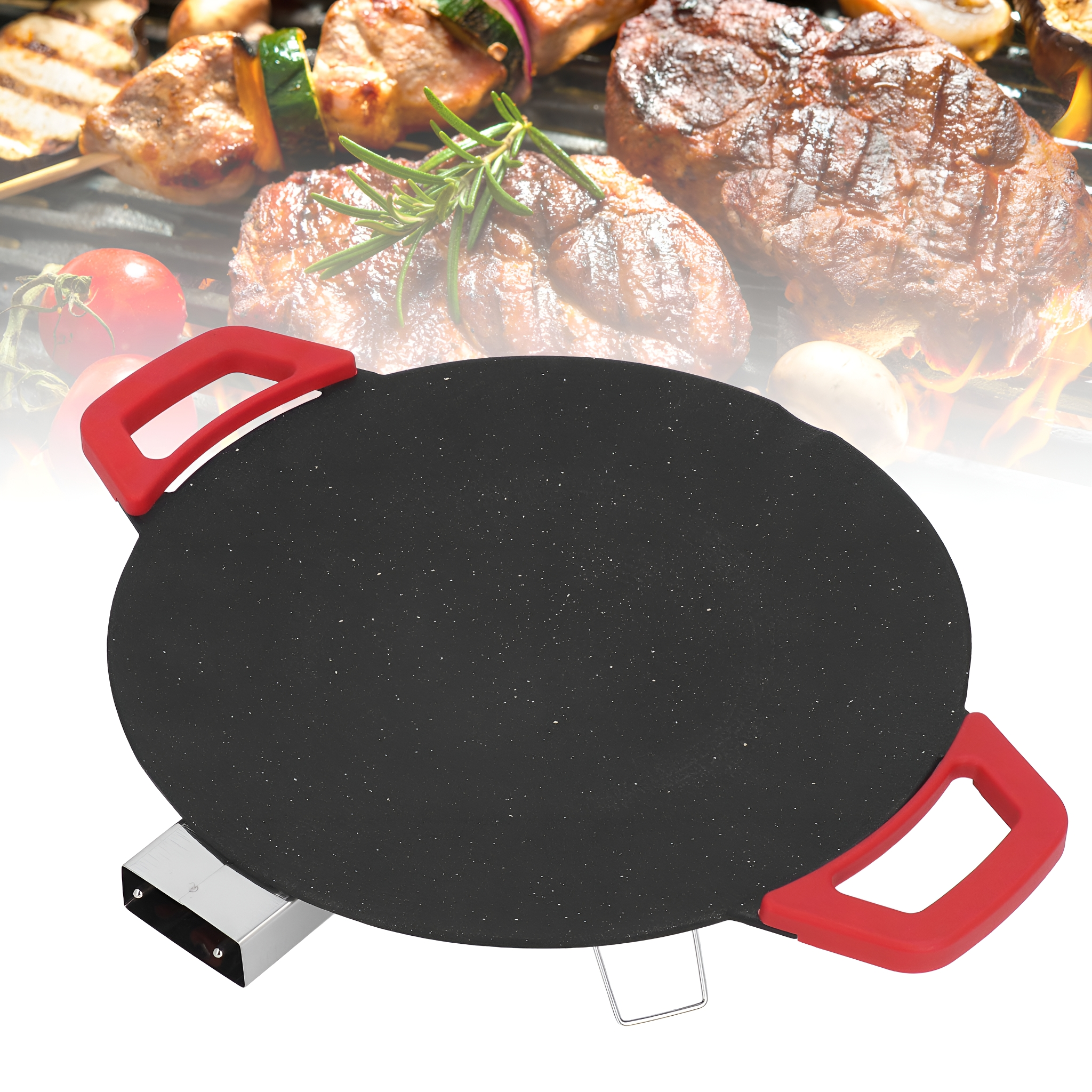 Eine schwarze, runde Grillplatte mit roten Griffen steht auf einem Metallständer. Essen ist im Hintergrund unscharf.