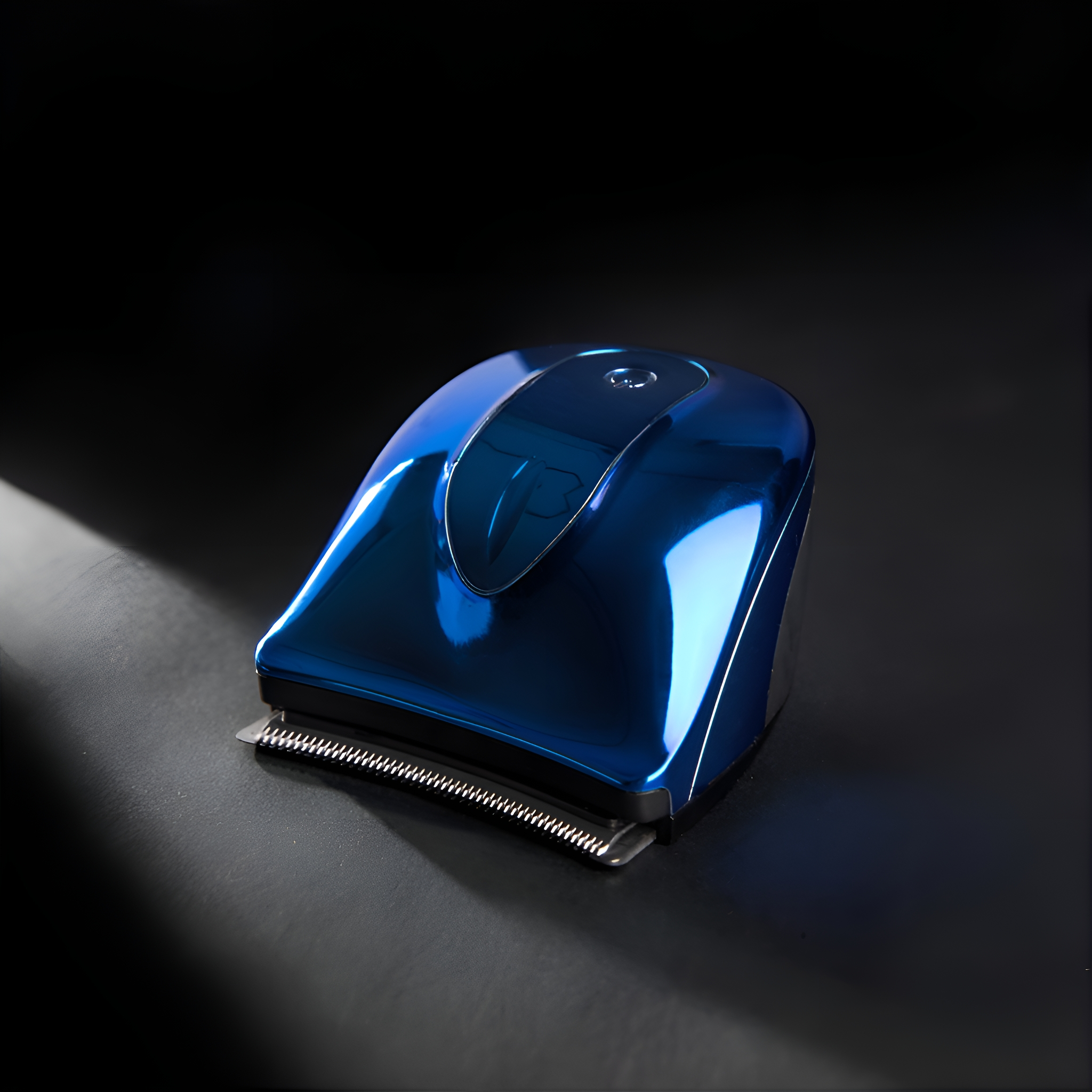 Blauer und schwarzer Haarschneider auf schwarzer Oberfläche, mit Lichtquelle.