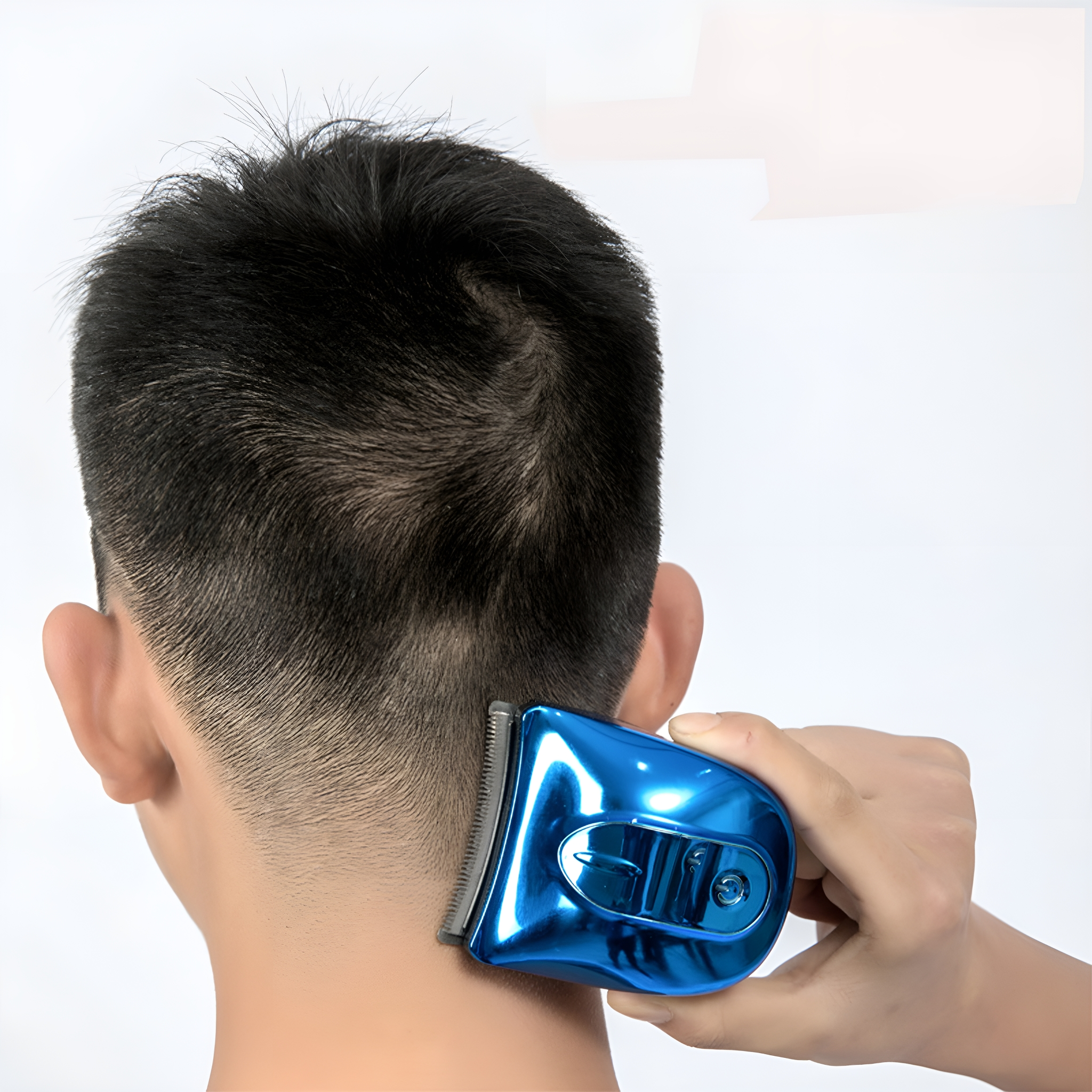 Eine Person rasiert mit einem blauen elektrischen Haarschneider die Haare eines Mannes am Hinterkopf.