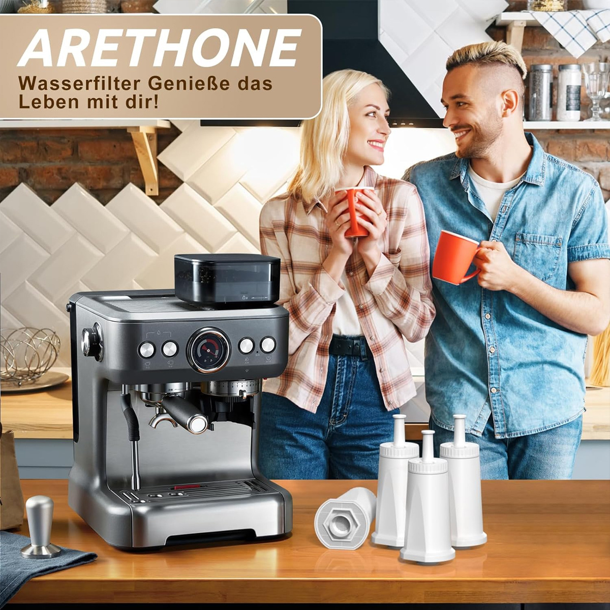 Ein Paar mit einer Kaffeemaschine und Wasserfiltern. Die Maschine steht auf einer Holztheke.
