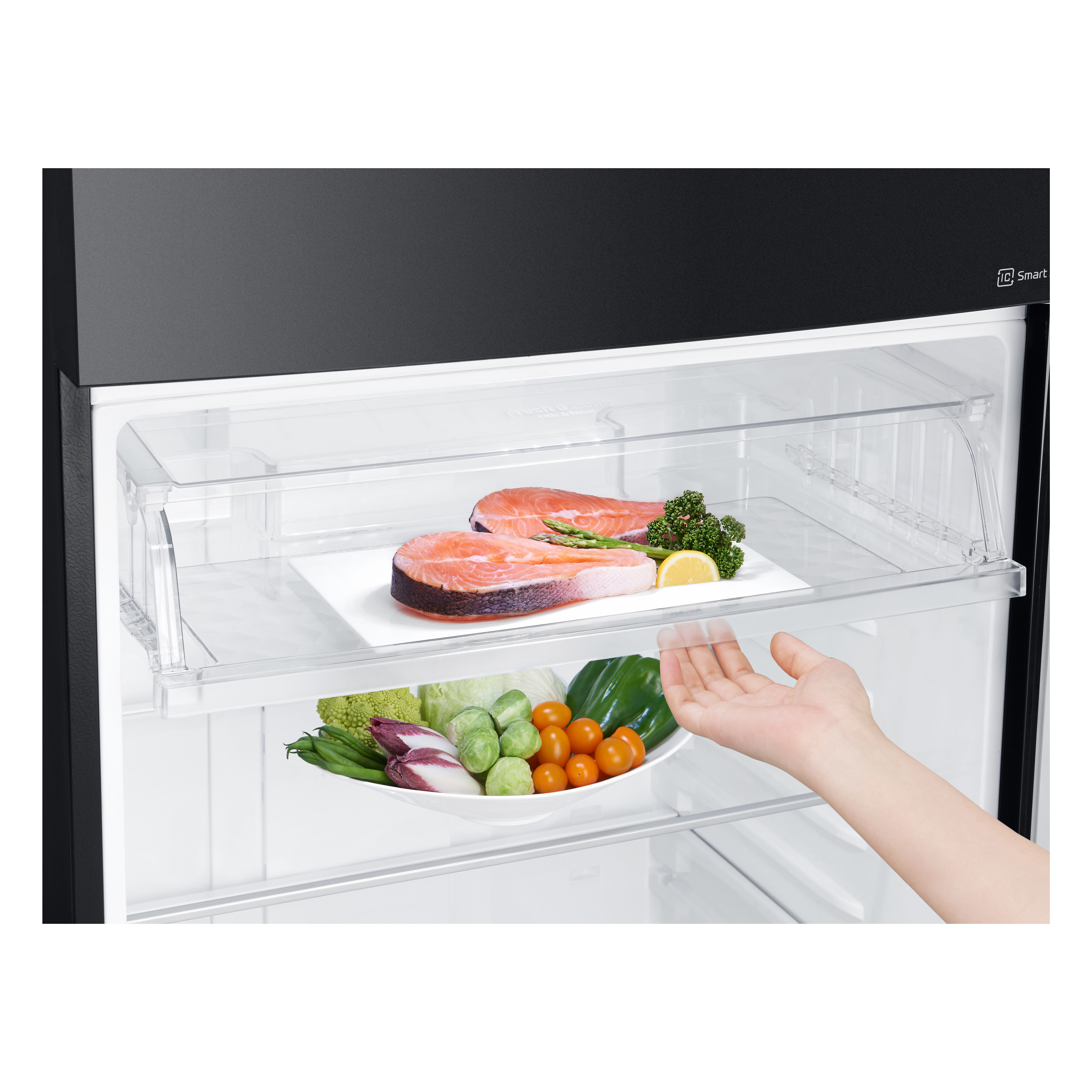 In einem Kühlschrank mit Lachs, Spargel und Zitrone auf einem Regal, Gemüse auf einem anderen.