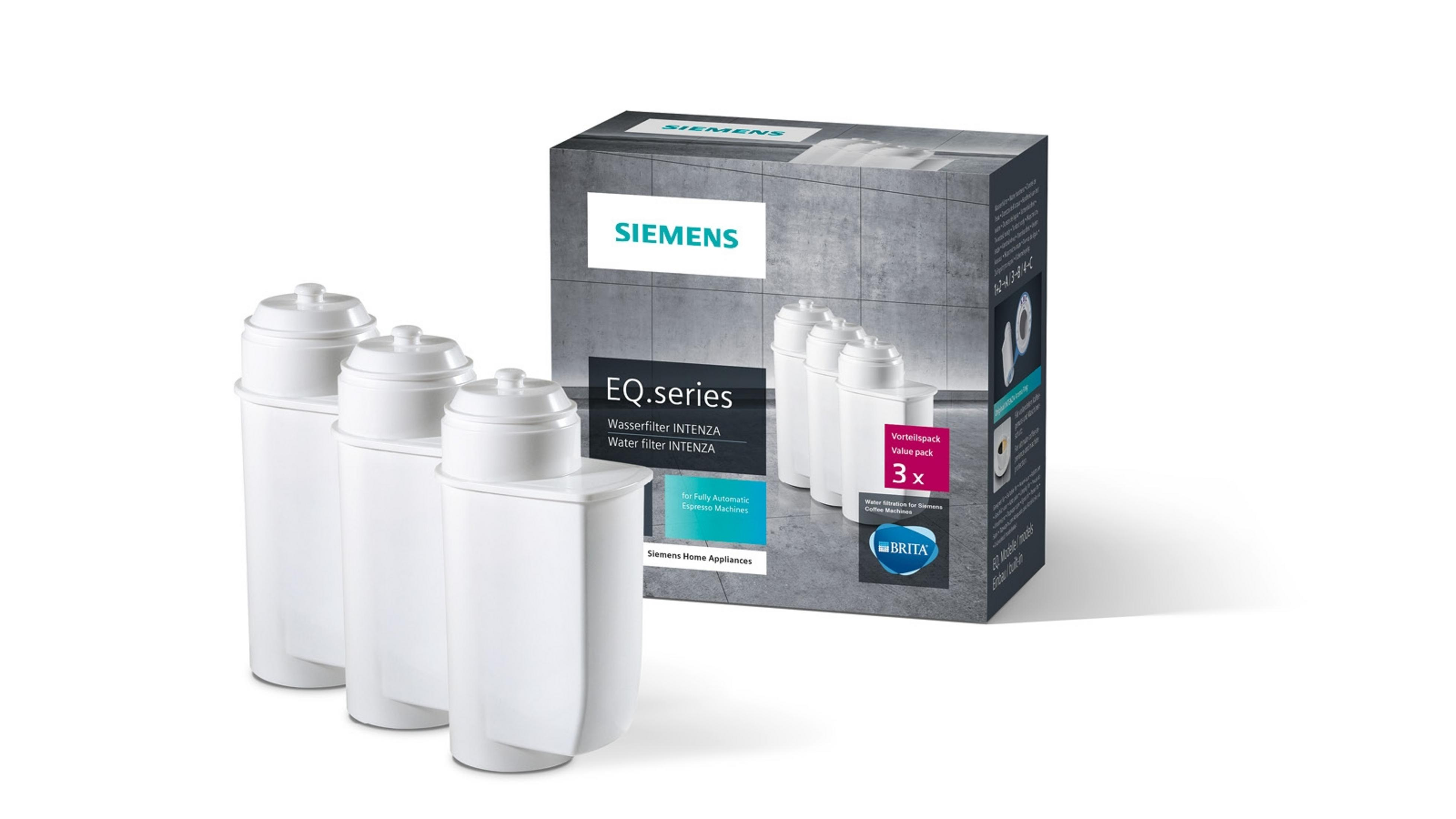 Packung mit Siemens-Wasserfiltern. Vier weiße Filter vor einer Box. Die Box zeigt Filter und Markeninformationen.