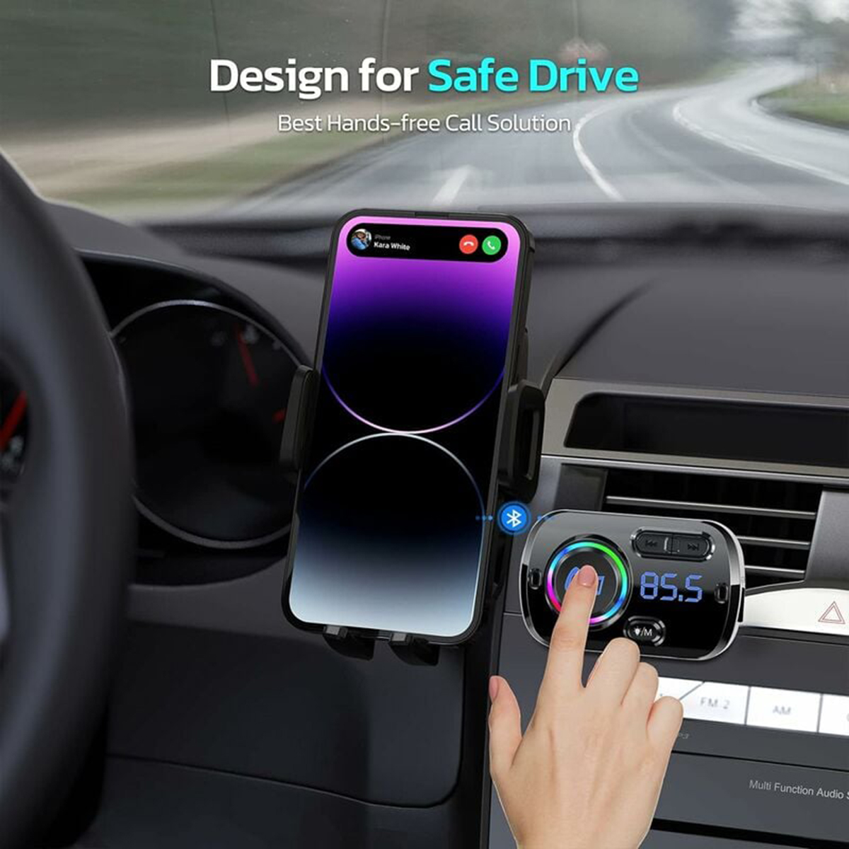 Eine Person berührt ein Autozubehör, mit einem Telefon in einer Halterung, das einen Anrufbildschirm anzeigt, im Auto.