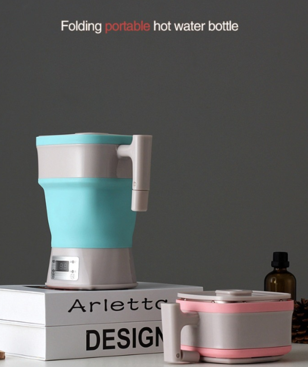 Zwei tragbare Warmwasserflaschen, eine blau-grau, eine rosa-grau, auf einer Box.