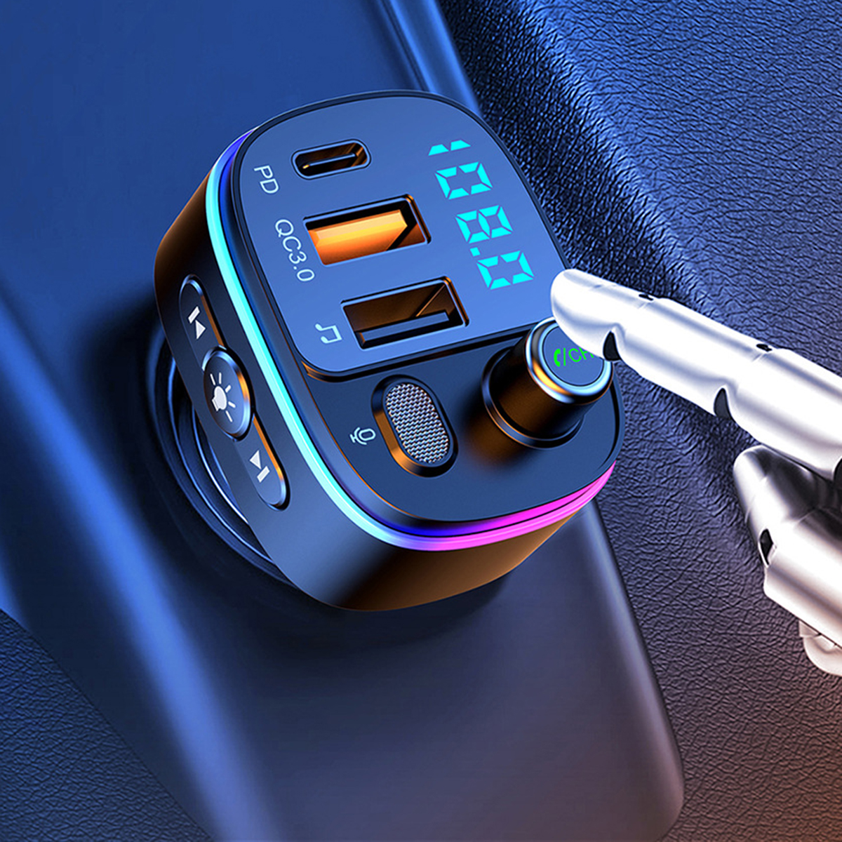 Ein schwarzes und blaues Autoladegerät. Zeigt die Spannung an. Hat USB-Anschlüsse und eine Funktionstaste. Im Auto.
