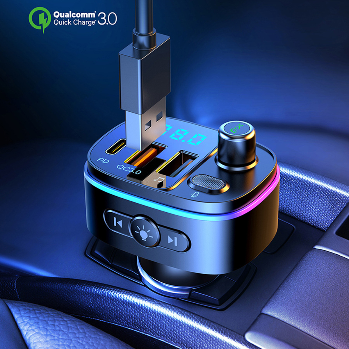 Schwarzes Autoladegerät mit USB-Anschlüssen und Digitalanzeige. Blaue, grüne und rosa Lichter.