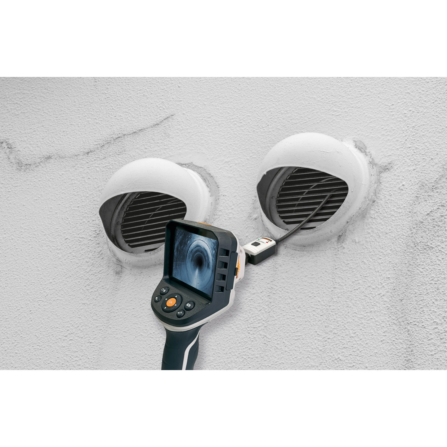 Telecamera di ispezione, schermo mostra ventilazione, tubo nero nelle ventole, dispositivo bianco e nero.
