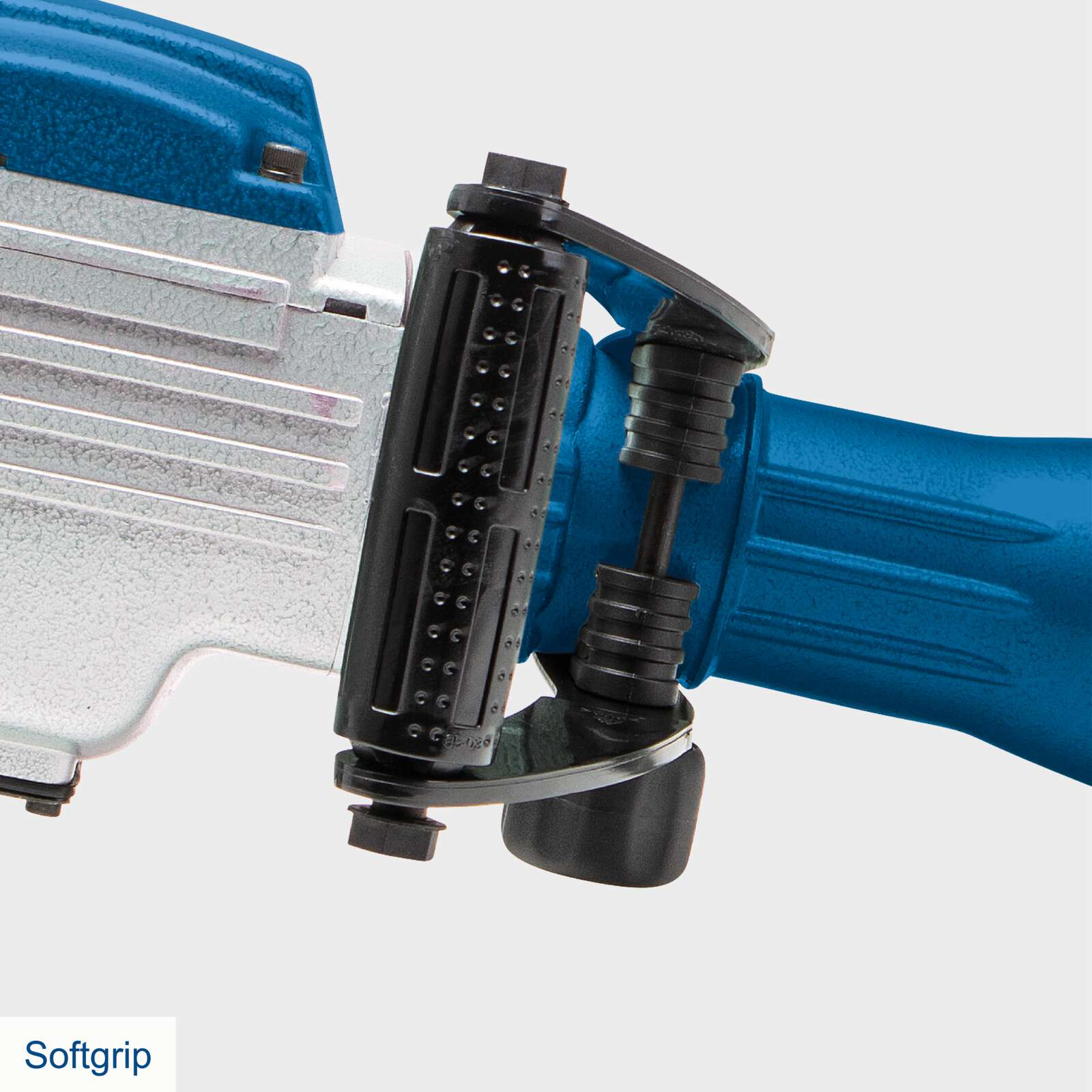 Primo piano di un'impugnatura di utensile elettrico nera e blu. L'utensile ha un'etichetta softgrip. Sfondo bianco.
