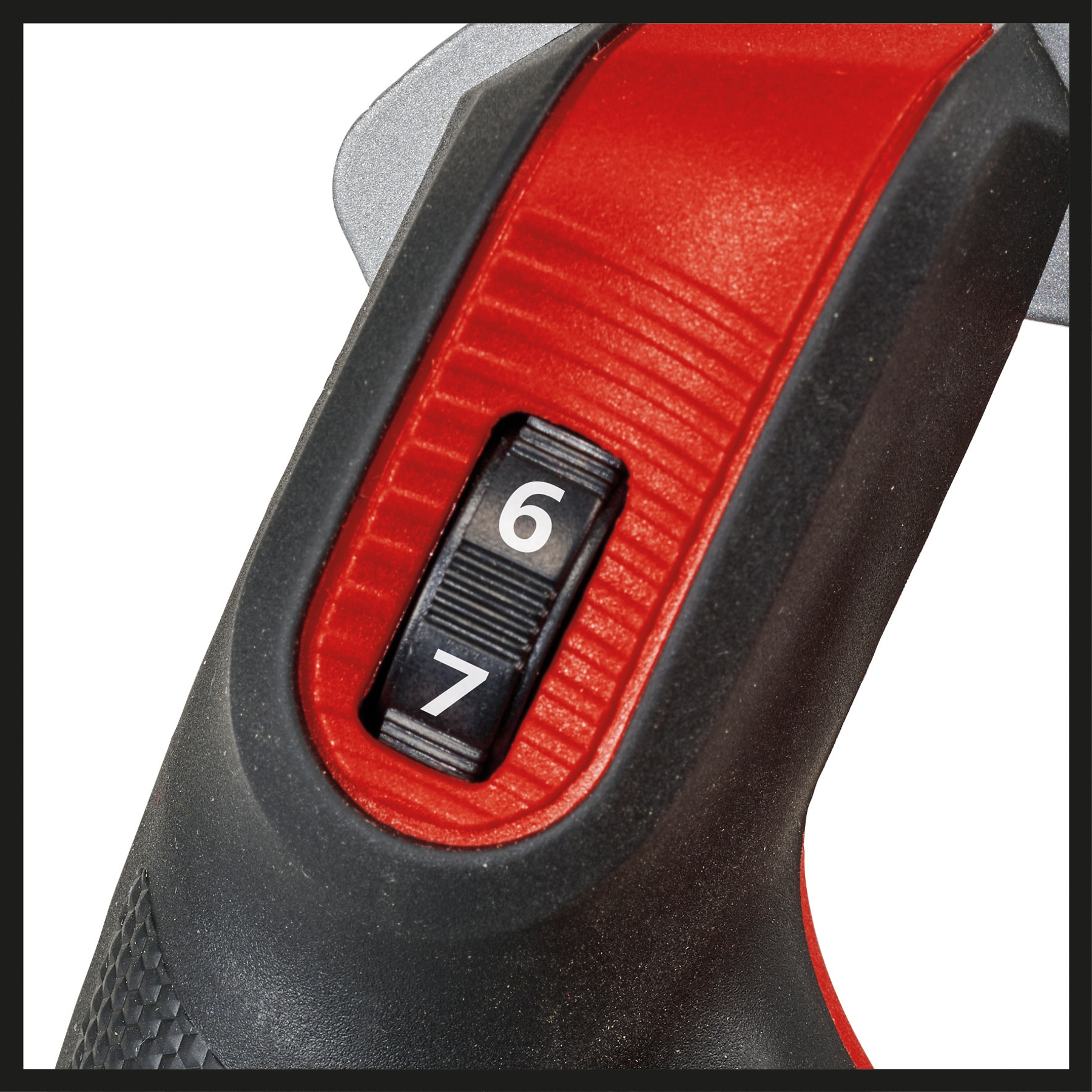 Primo piano di un cursore nero con i numeri 6 e 7 su un'impugnatura di un utensile elettrico rosso e nero.
