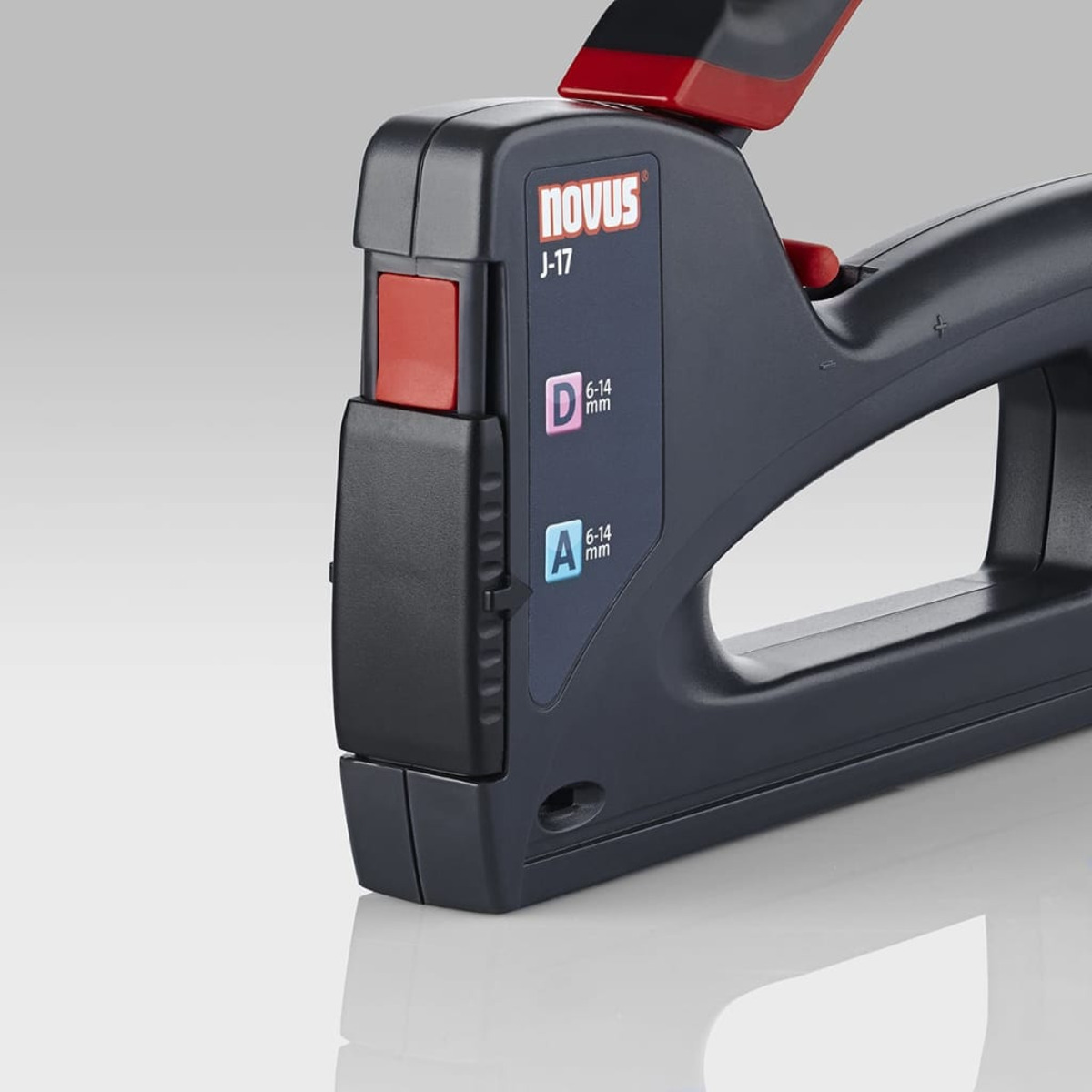 Primo piano di una pinzatrice Novus J-17 nera con dettagli rossi. Nome visibile.