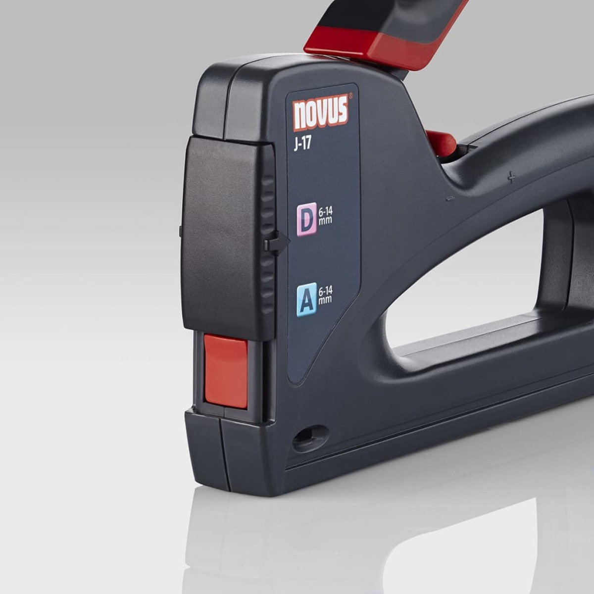 Primo piano di una pinzatrice Novus J-17 nera con dettagli rossi.