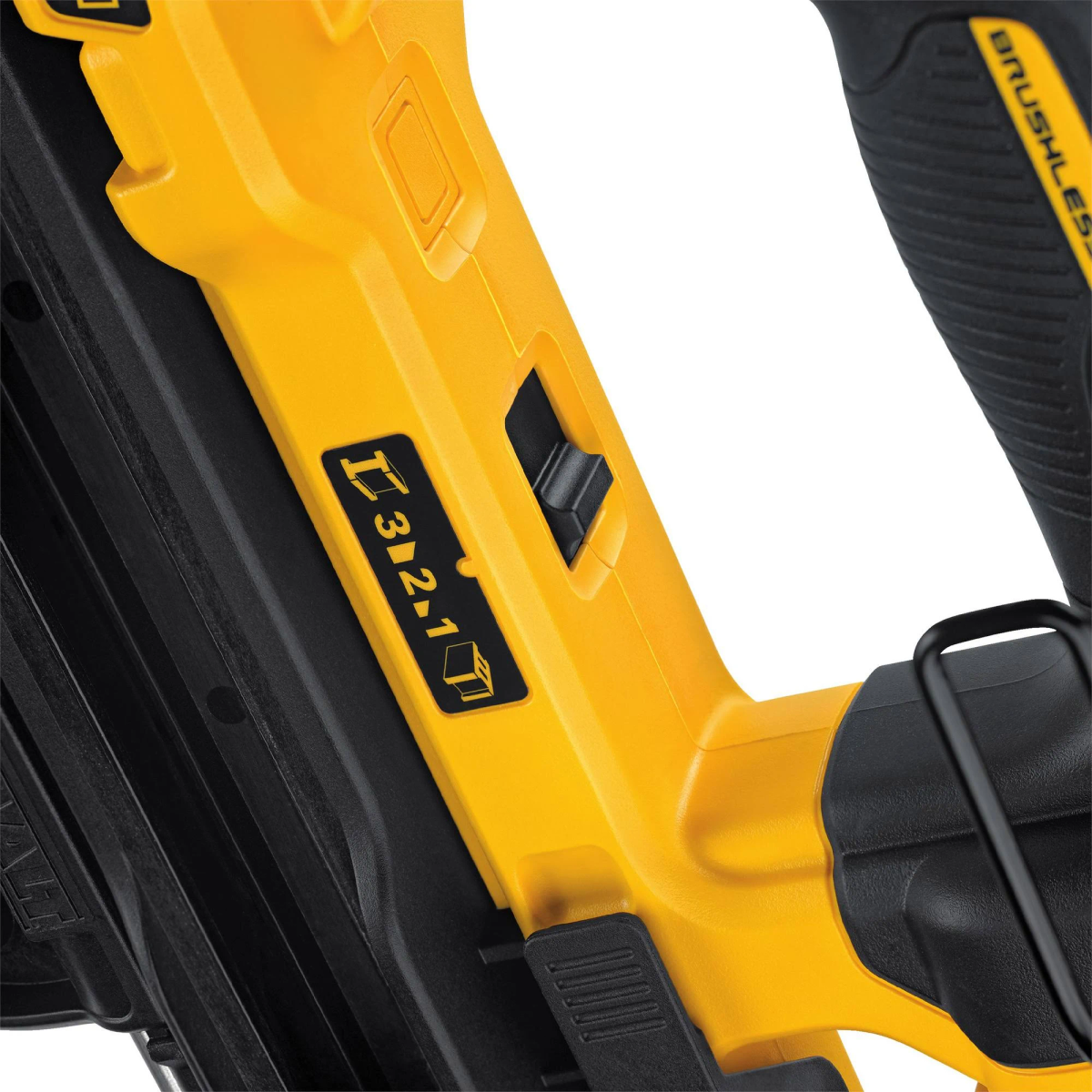 Primo piano della chiodatrice DeWalt gialla e nera che mostra le impostazioni della modalità e i dettagli dell'utensile.