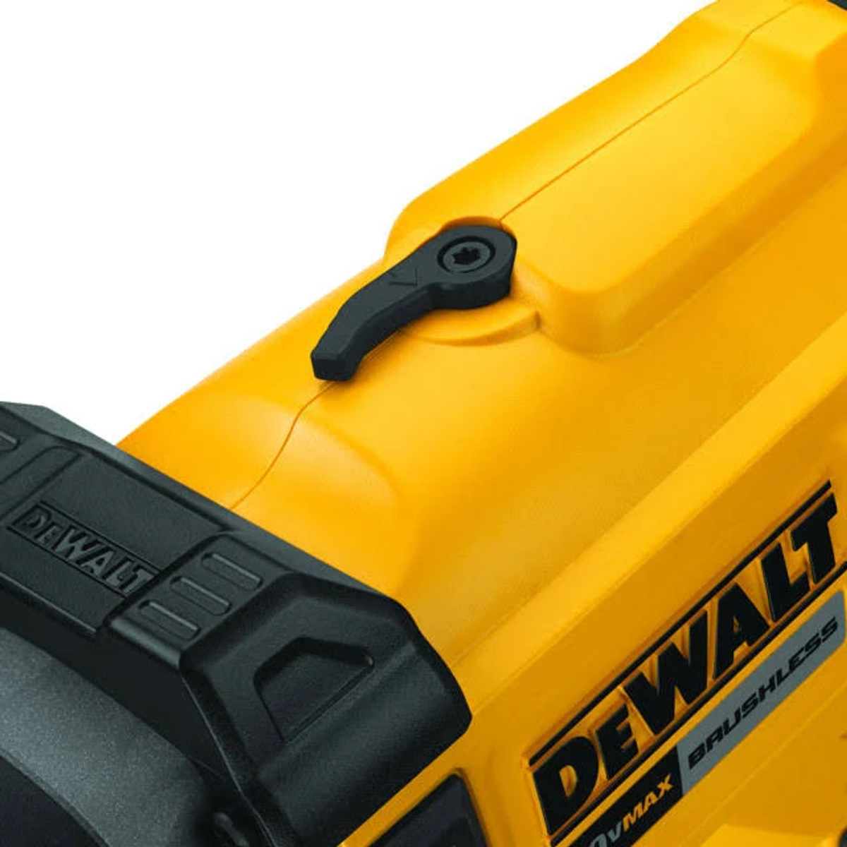 Primo piano di uno strumento DeWalt giallo con il logo DeWalt e un interruttore nero.